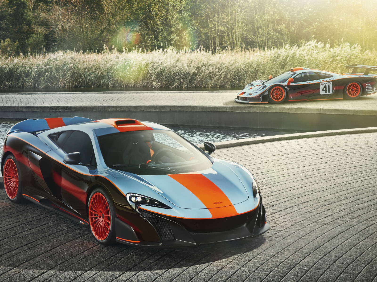 Спортивный McLaren MSO 675LT Gulf Racing Theme 2018 у воды