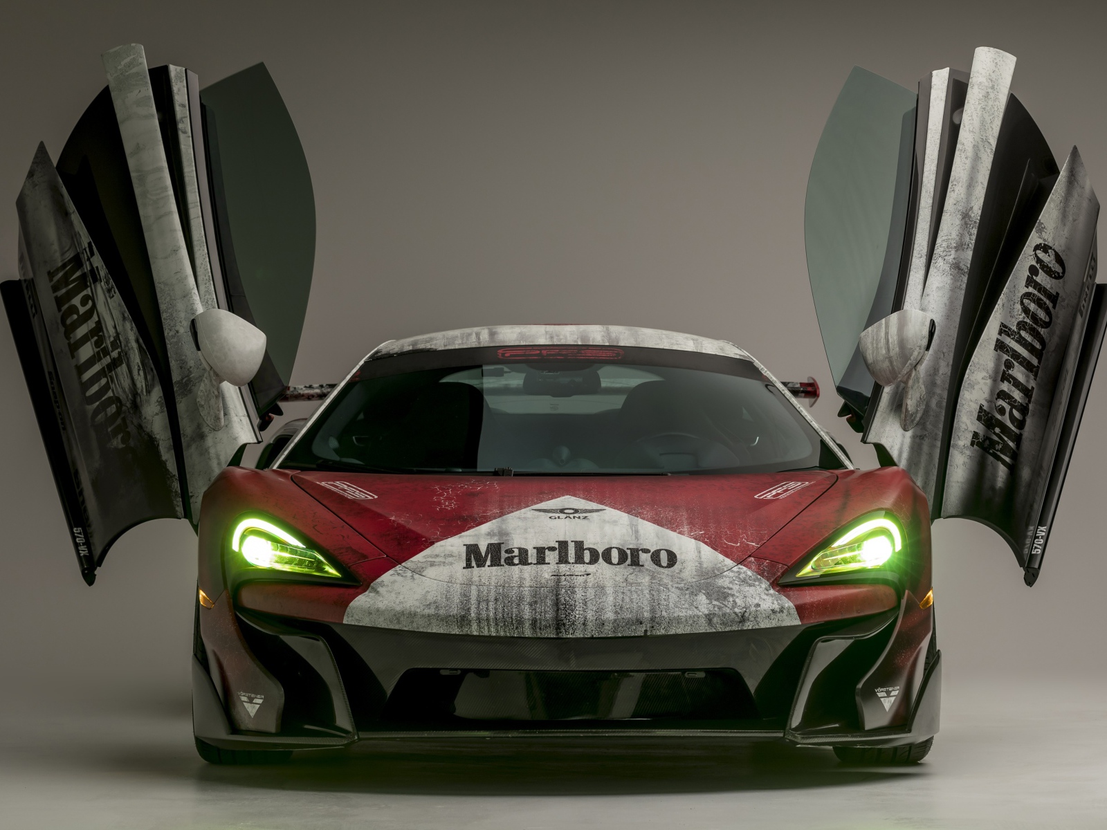 Спортивный автомобиль McLaren 570S с открытыми дверями 