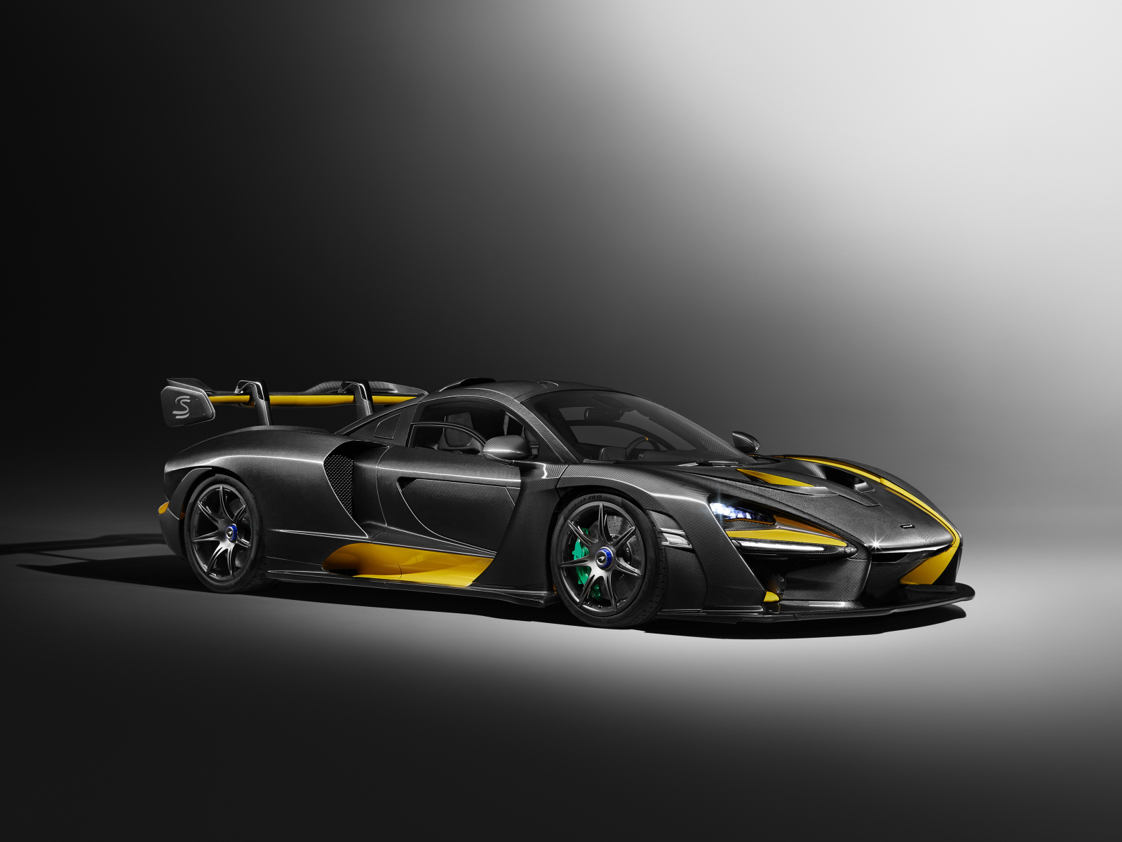 Спортивный автомобиль McLaren MSO Senna Carbon Theme 2018 года на сером фоне