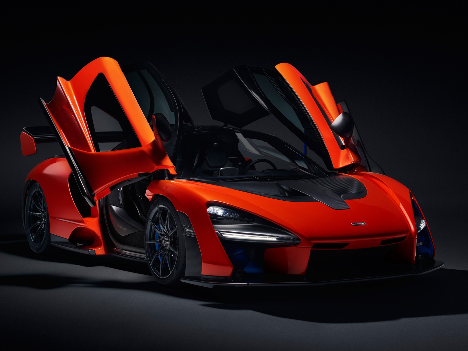 Спортивный автомобиль McLaren Senna, 2018 с открытыми дверями