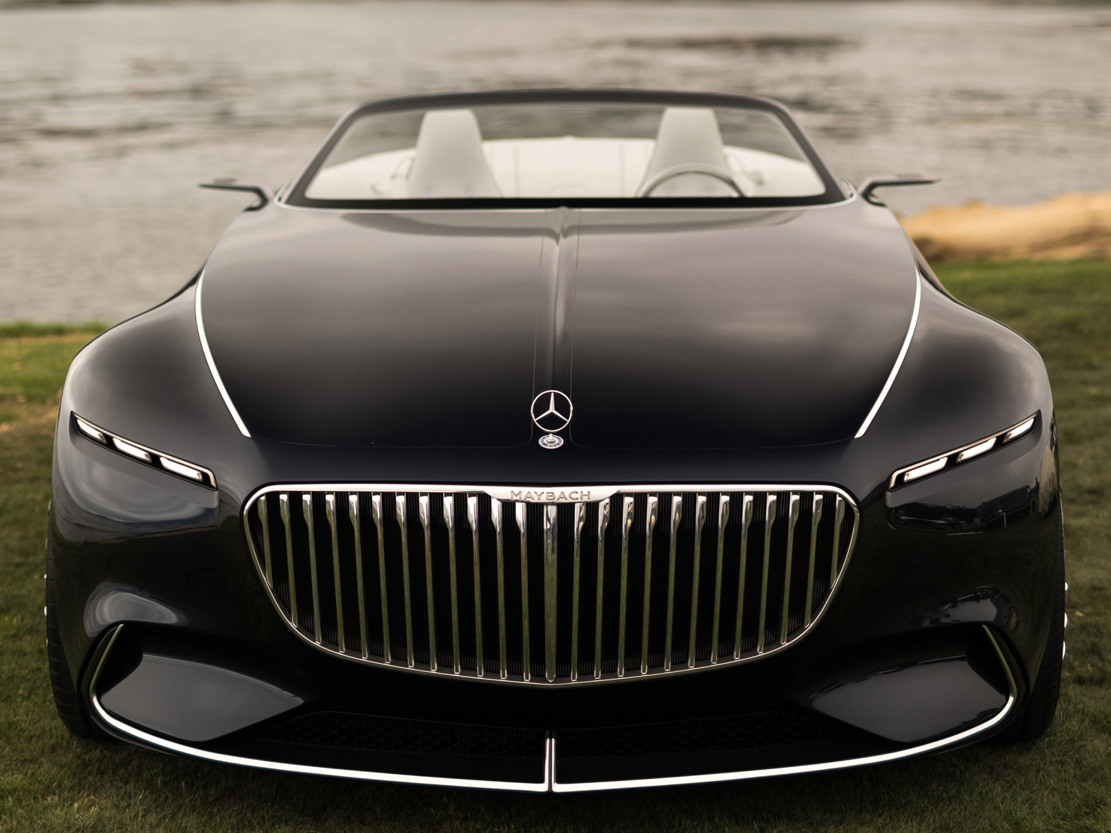 Черный автомобиль Mercedes Maybach 6 Cabriolet 2017 года, вид спереди