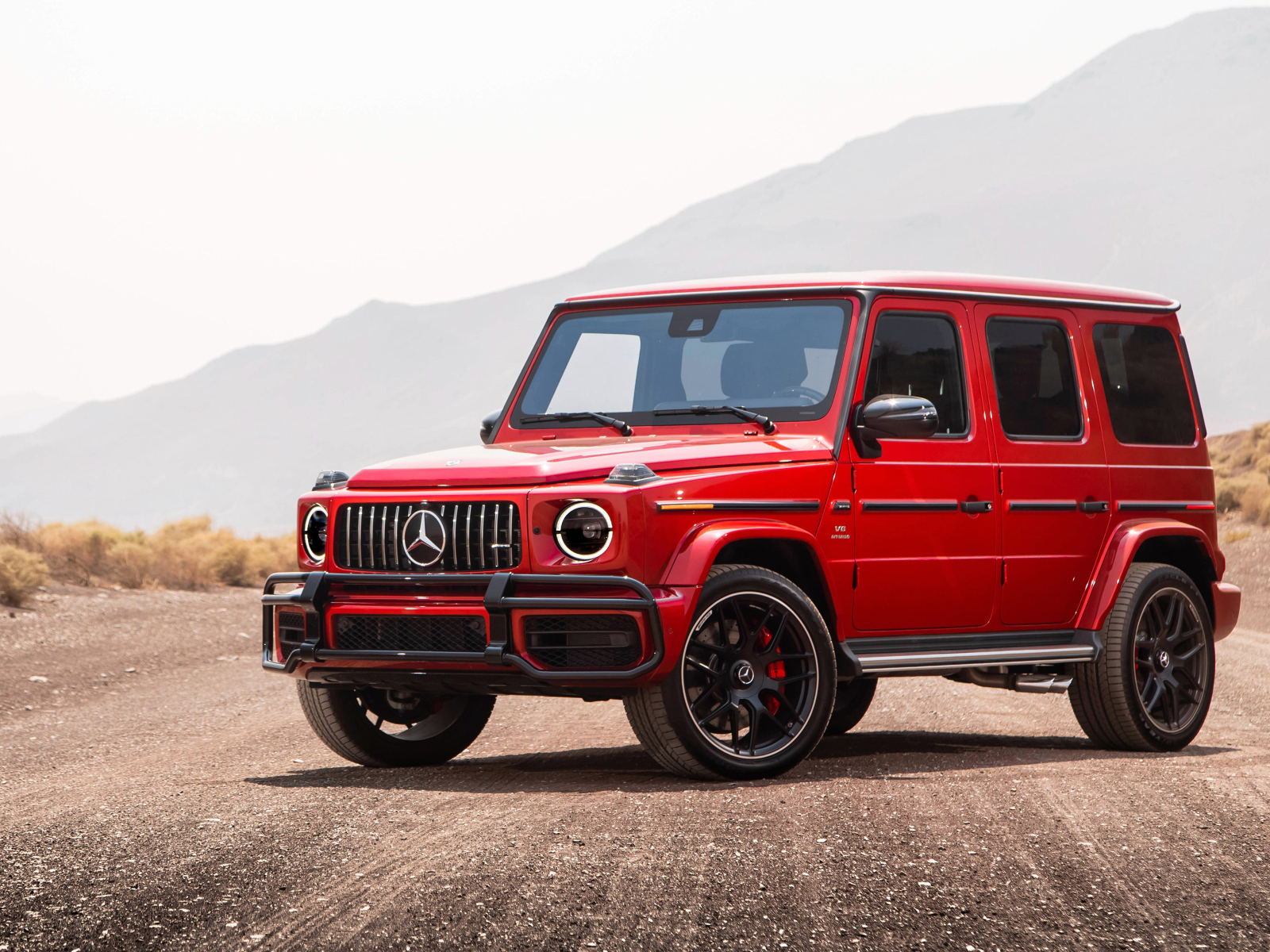 Красный внедорожник Mercedes-Benz G63 AMG 2018