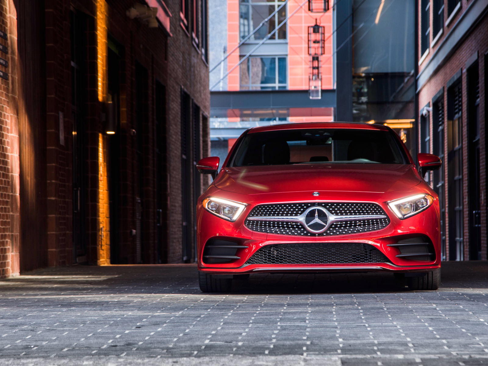 Красный автомобиль Mercedes-Benz CLS 450 AMG Line, 2019