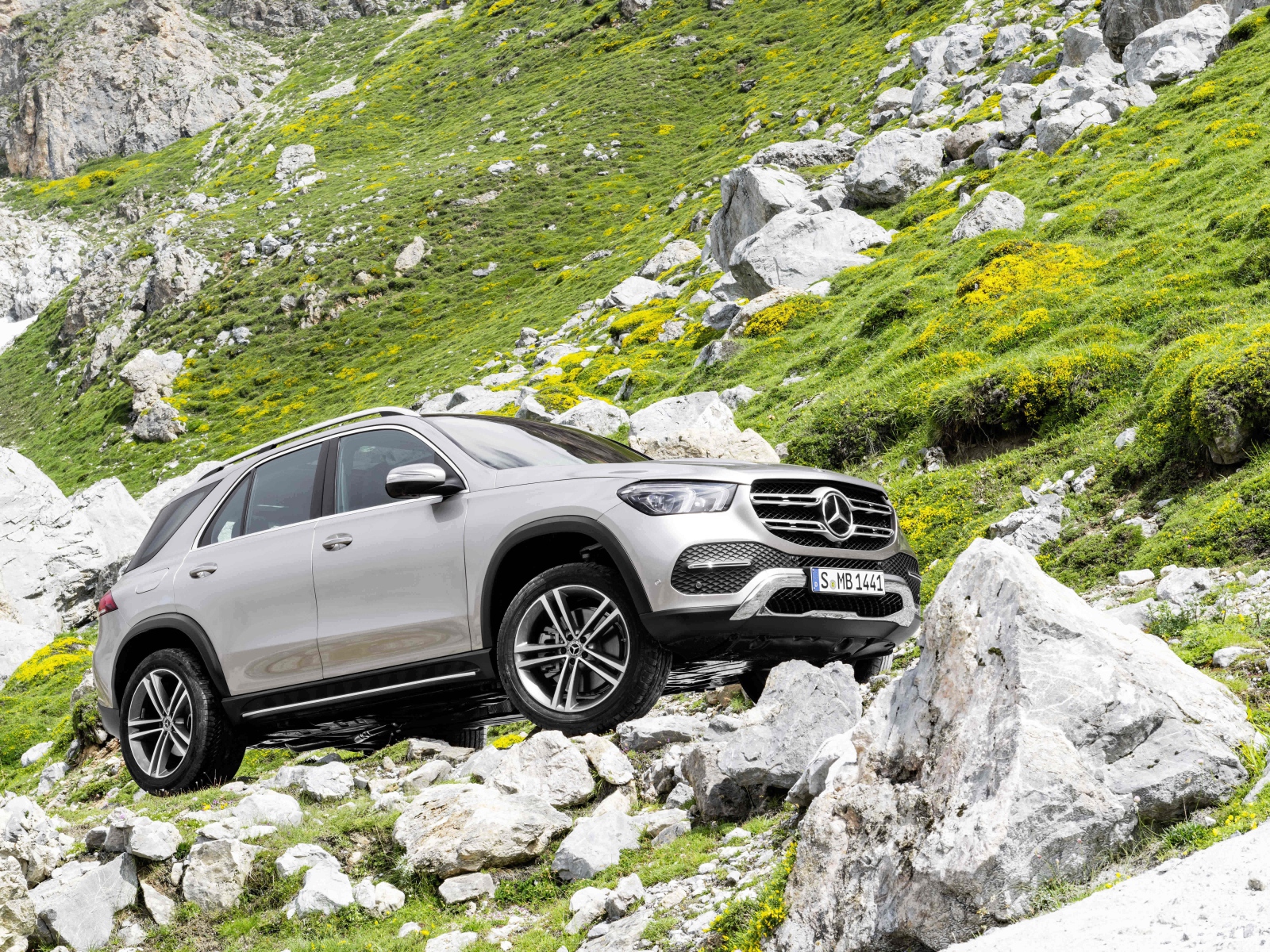 Серебристый внедорожник Mercedes-Benz GLE, 2019 в горах 