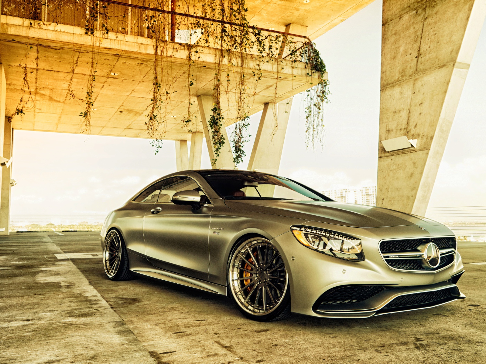 Серебристый автомобиль Mercedes-Benz S-Class