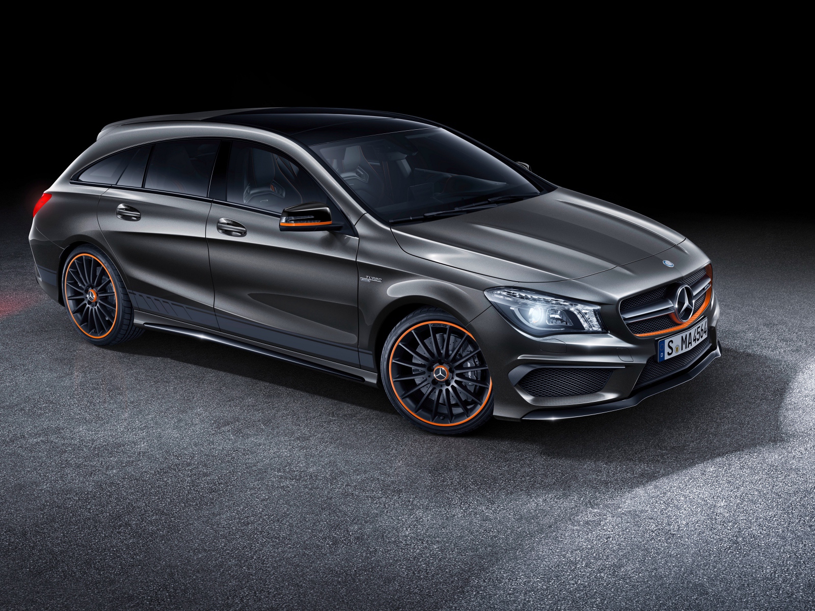 Серебристый стильный автомобиль Mercedes CLA Shooting Brake