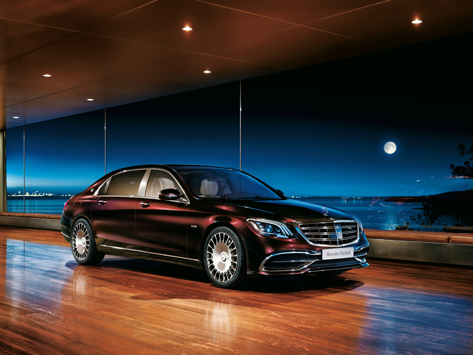 Стильный черный автомобиль Mercedes Benz S 650, 2018 года