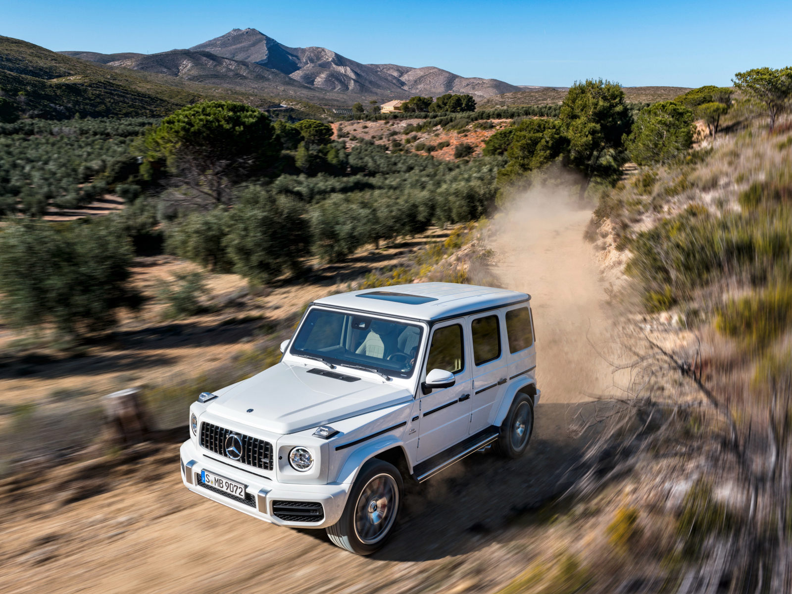 Белый внедорожник Mercedes AMG G 63 2018 года