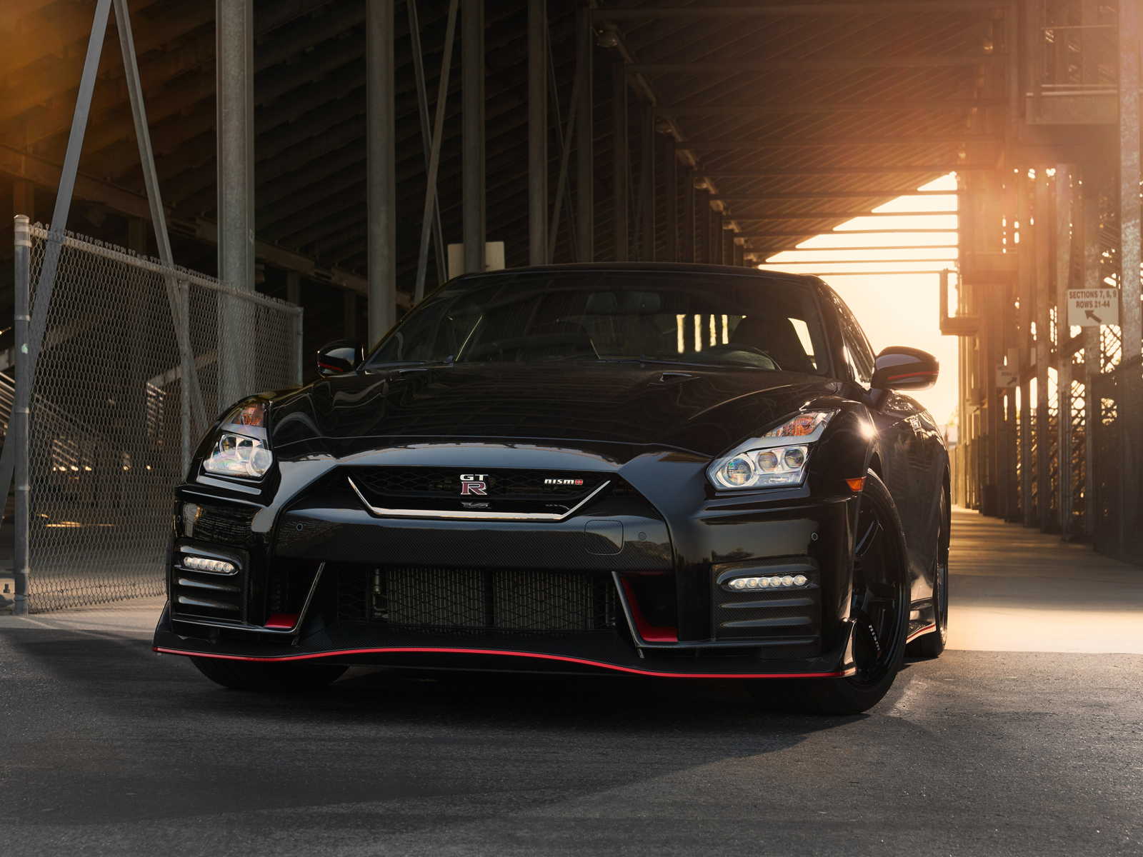 Черный автомобиль Nissan GT R Nismo, 2018 года