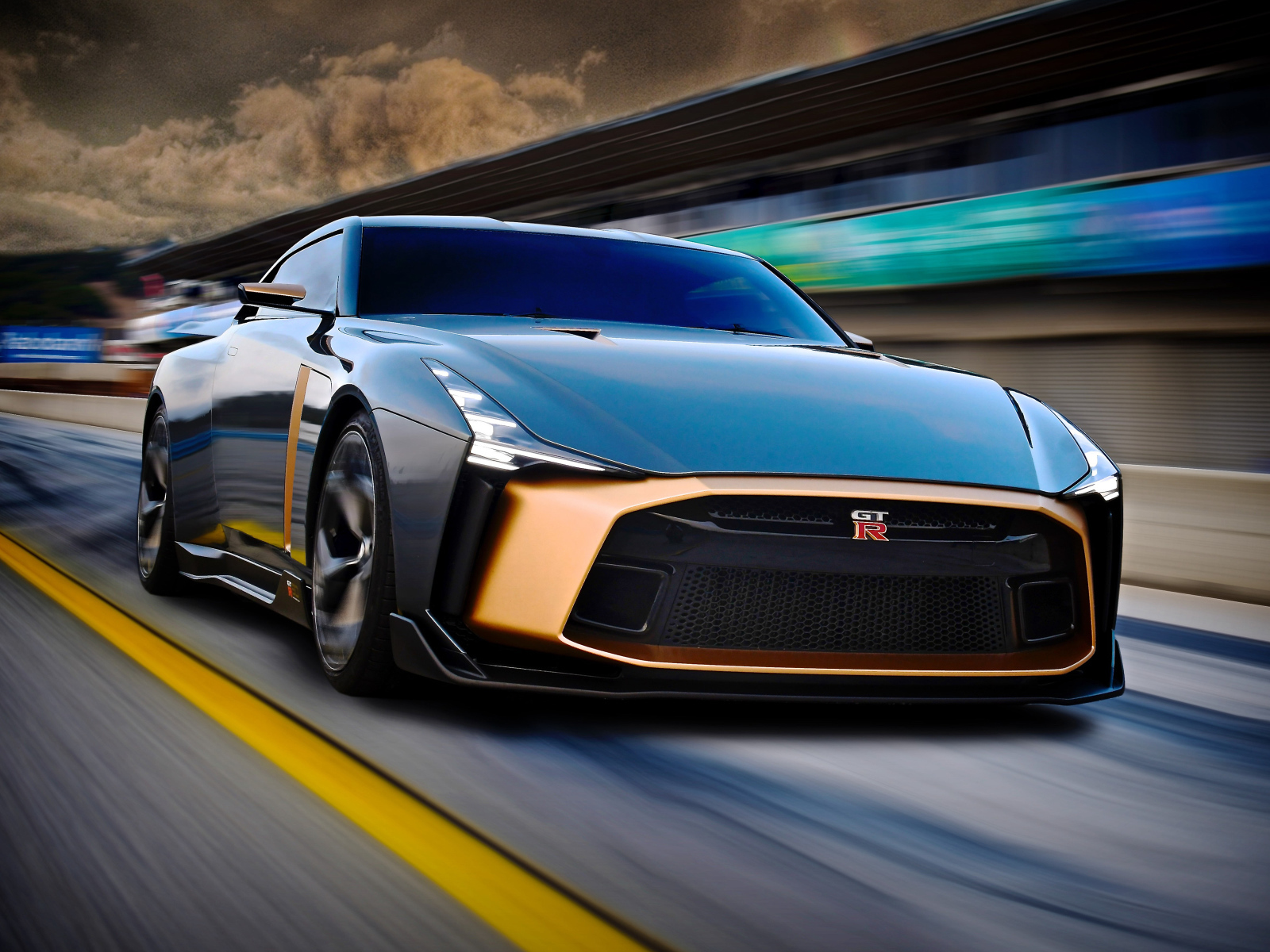 Черный спортивный автомобиль Nissan GT-R50 2018 года на трассе