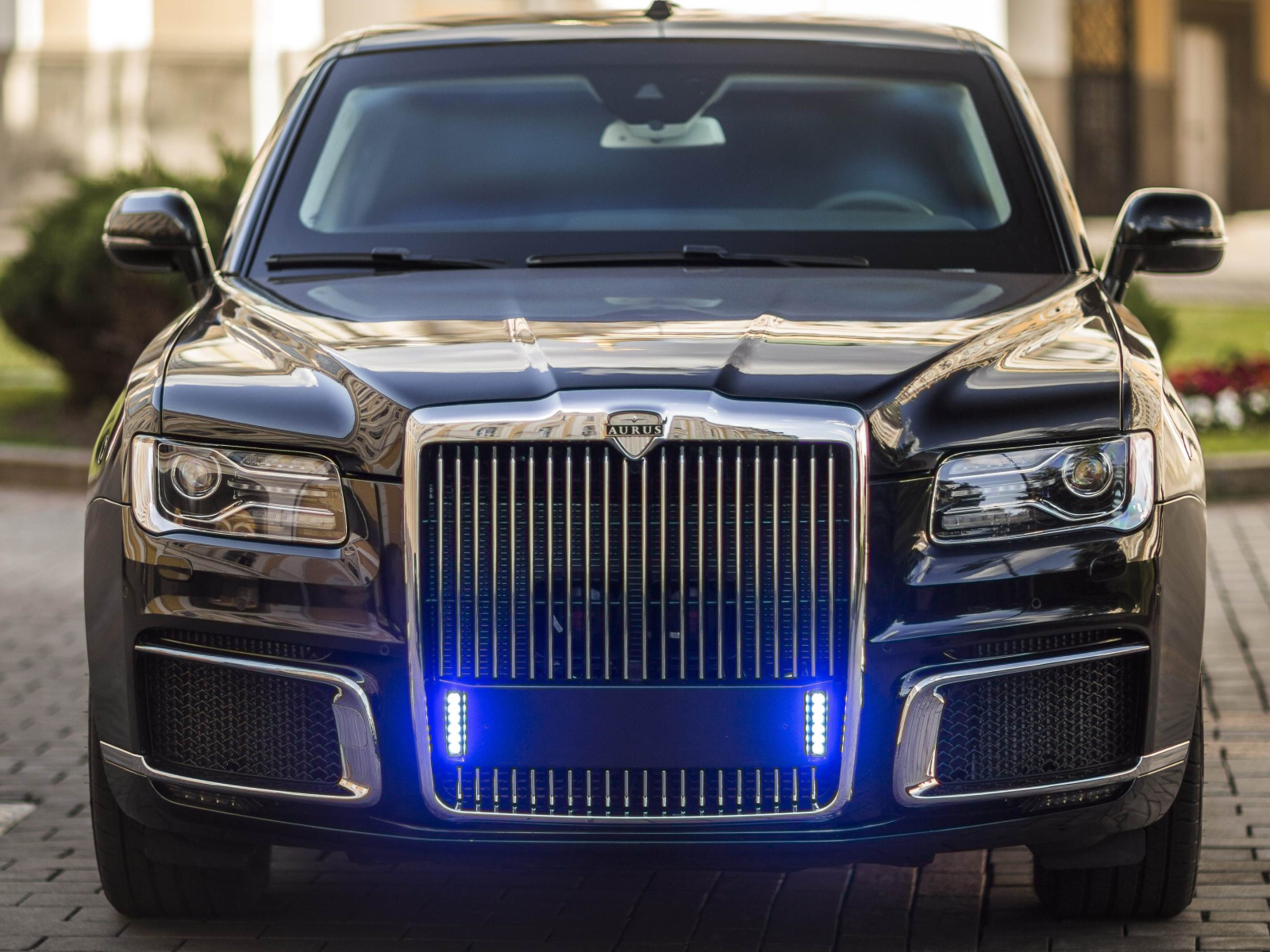 Черный стильный автомобиль Aurus Sena 2018 года вид спереди