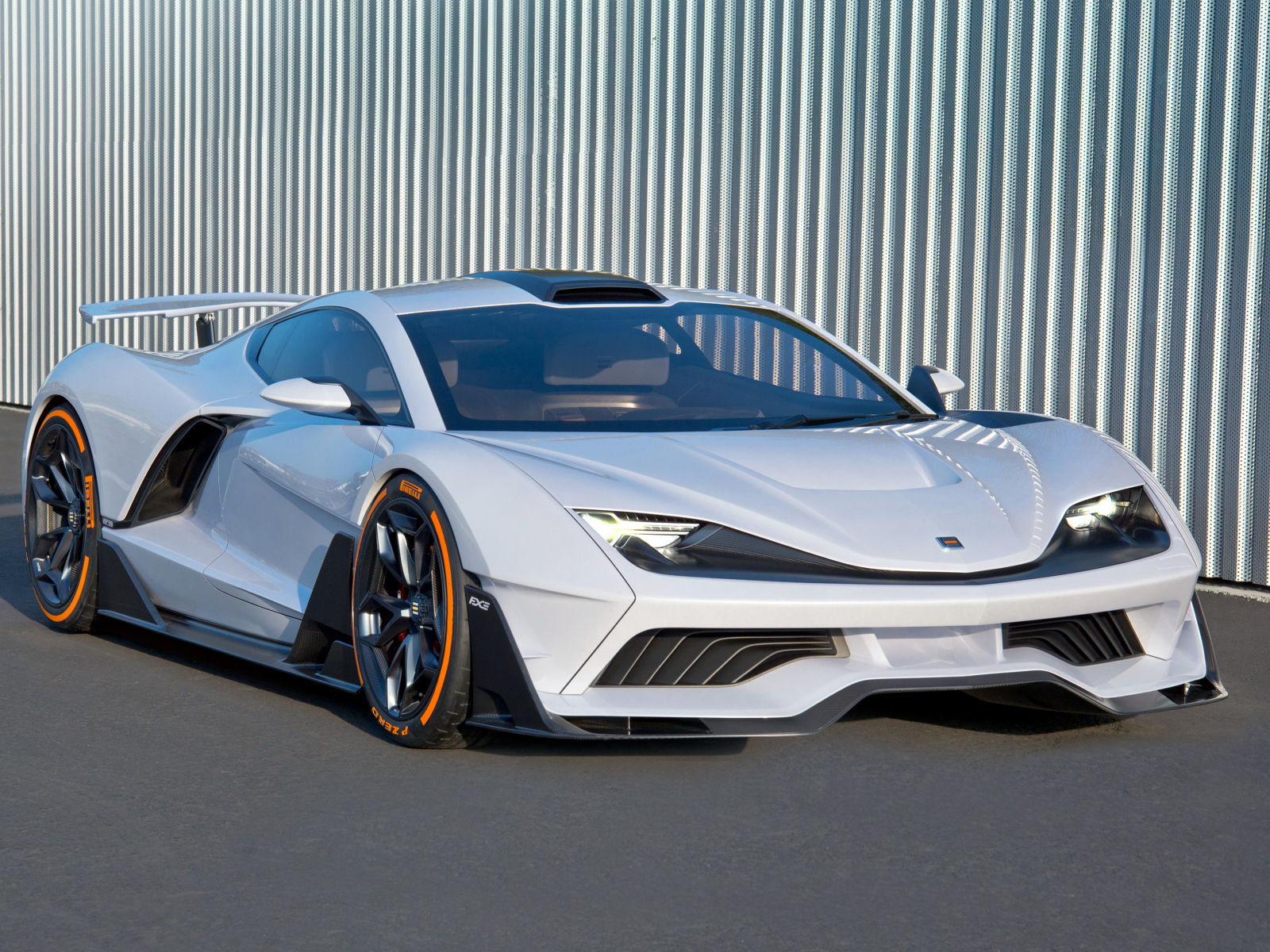 Белый спортивный автомобиль Aria FXE, 2019