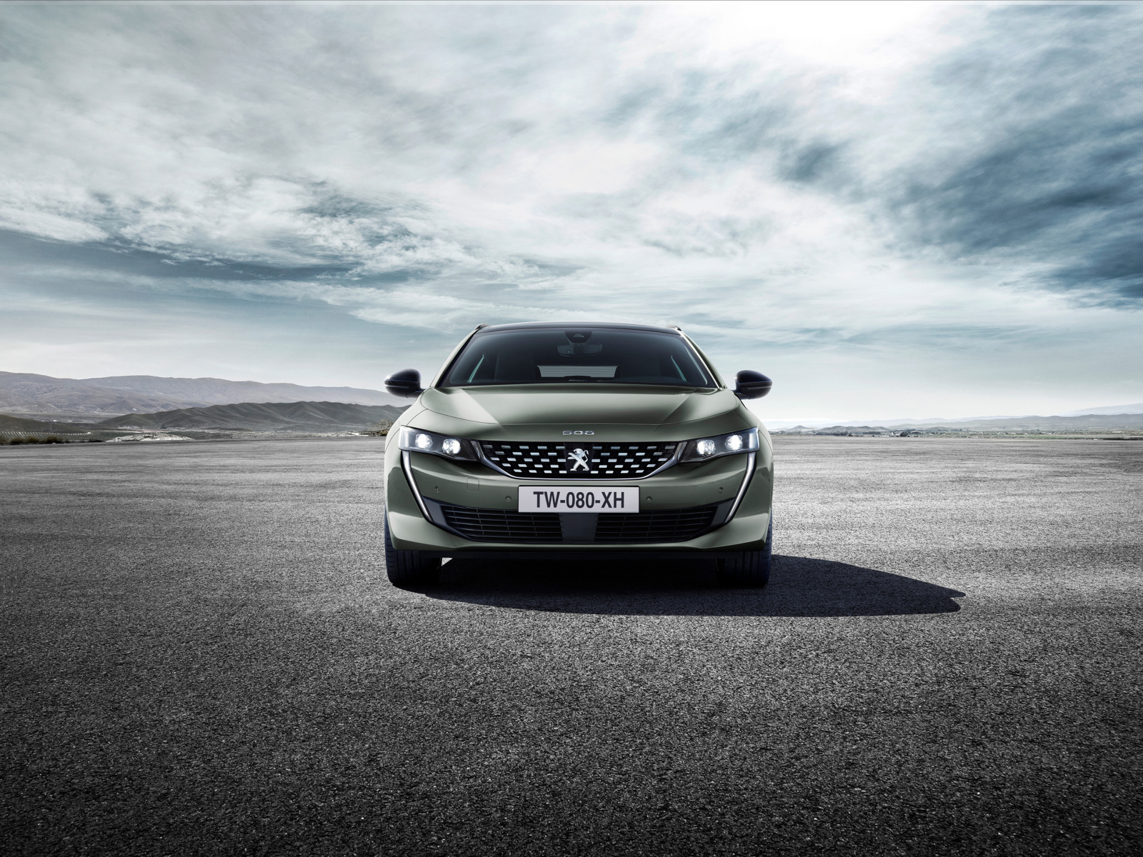 Автомобиль Peugeot 508 SW GT 2018 года вид спереди 