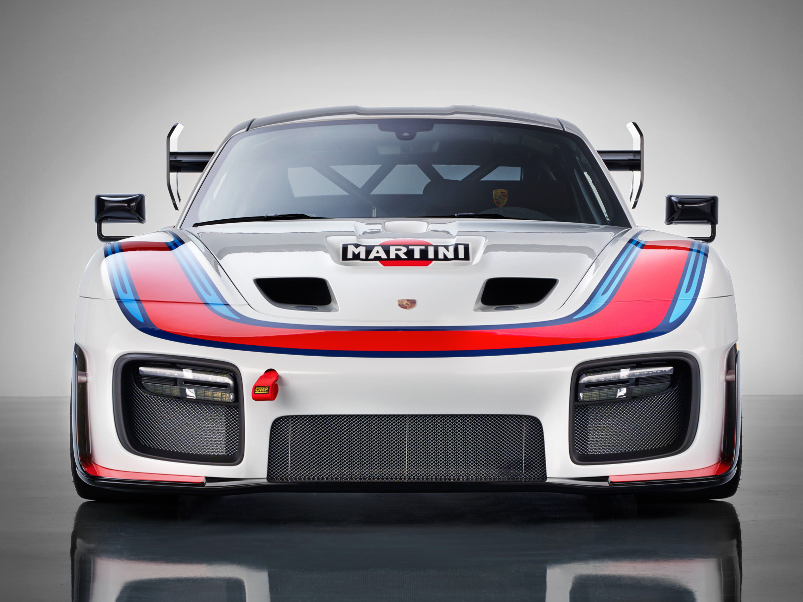 Спортивный автомобиль Porsche 935 2019 года вид спереди