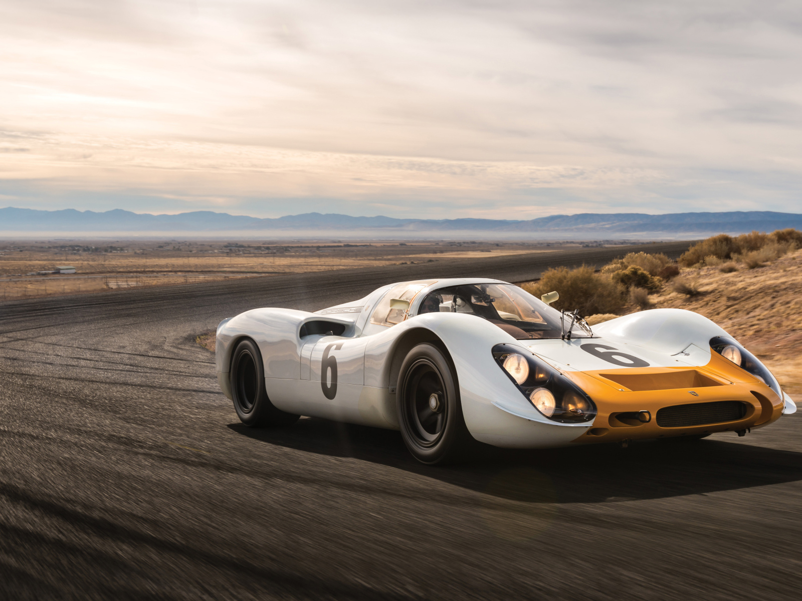 Гоночный автомобиль Porsche 908 на трассе