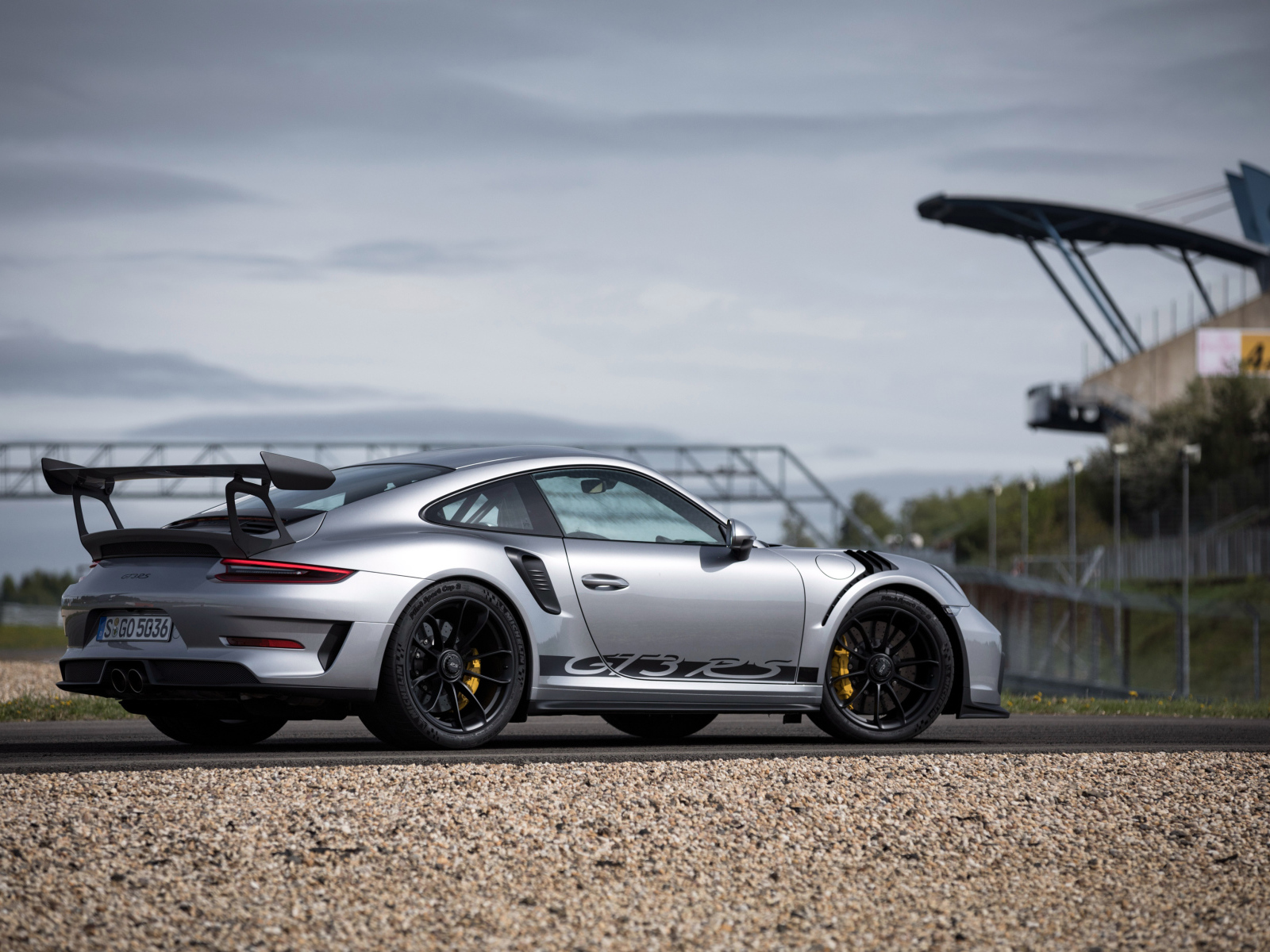 Спортивный автомобиль Porsche 911 GT3 RS, 2018 года вид сзади