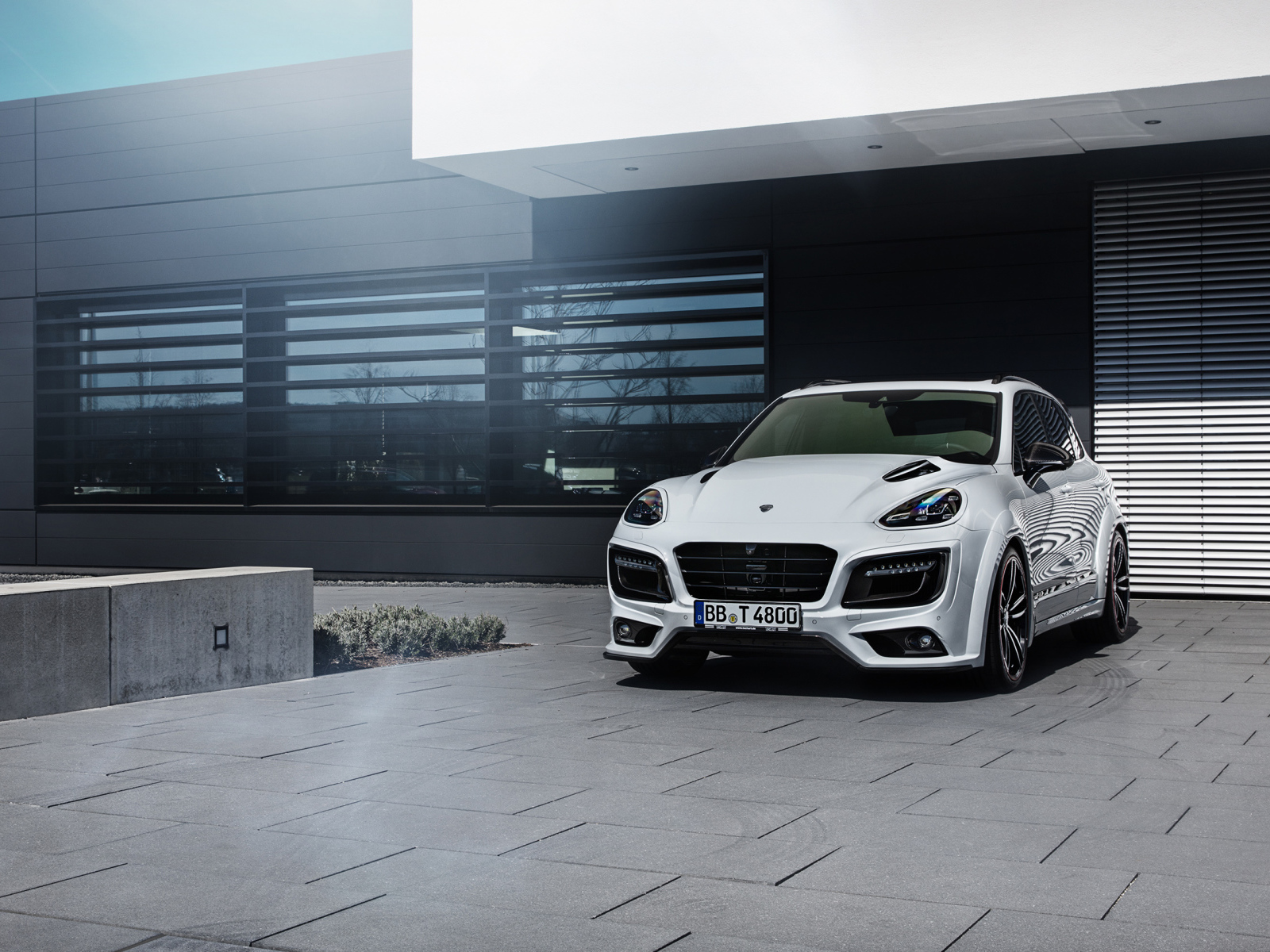 Белый автомобиль Porsche techart magnum sport 30 years