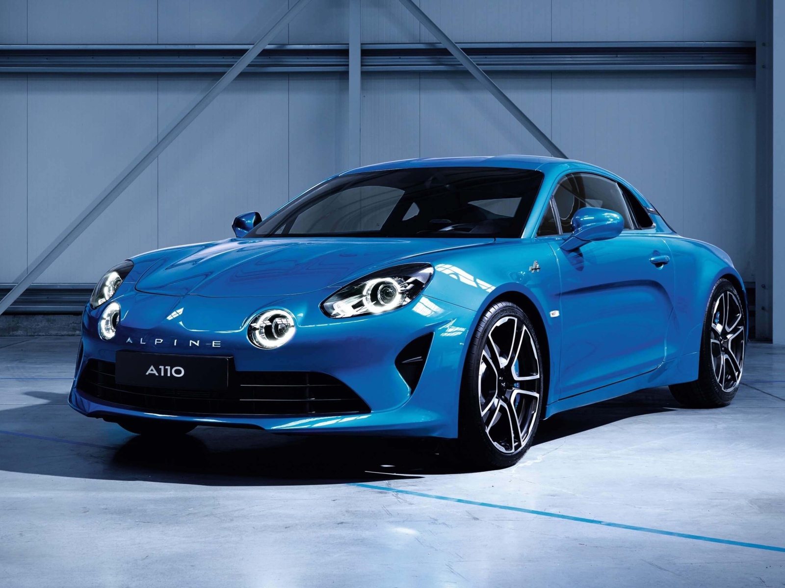 Голубой автомобиль Renault Alpine A110, 2019 года