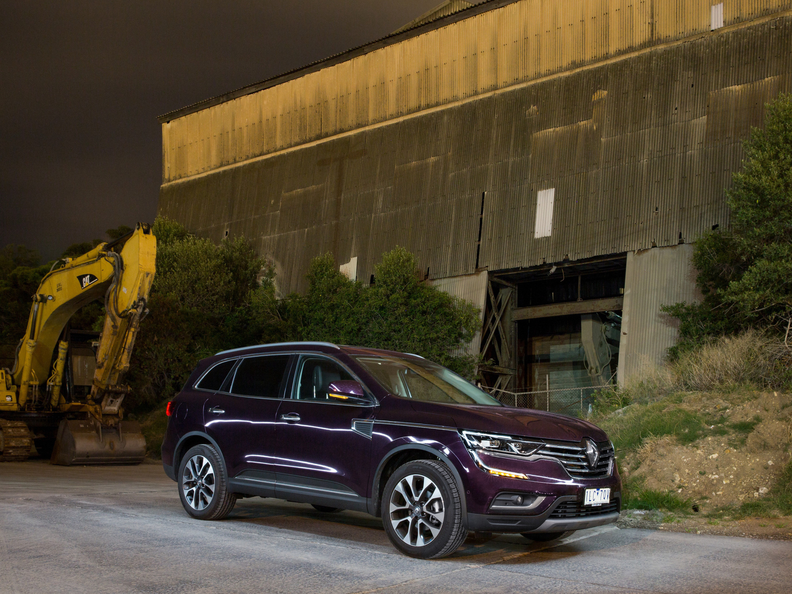 Фиолетовый внедорожник Renault Koleos