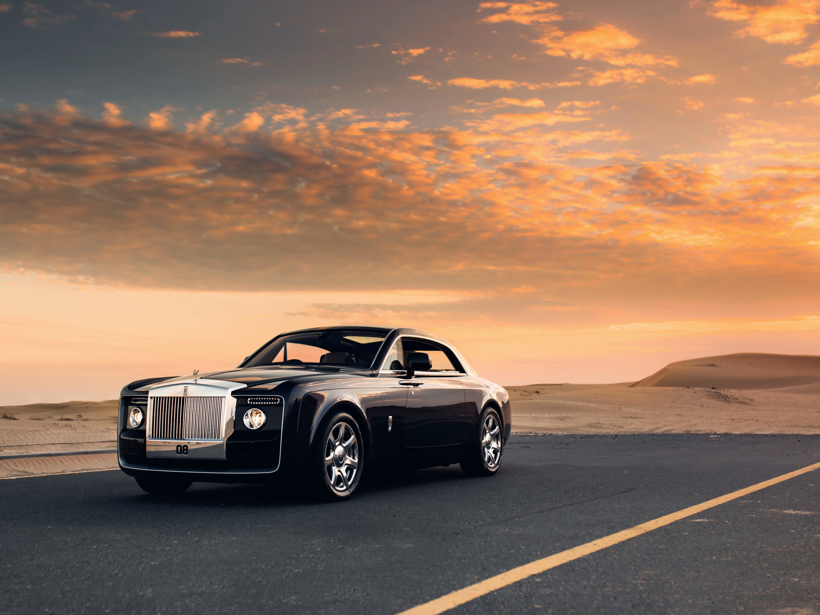 Черный Rolls Royce Sweptail  на фоне красивого неба