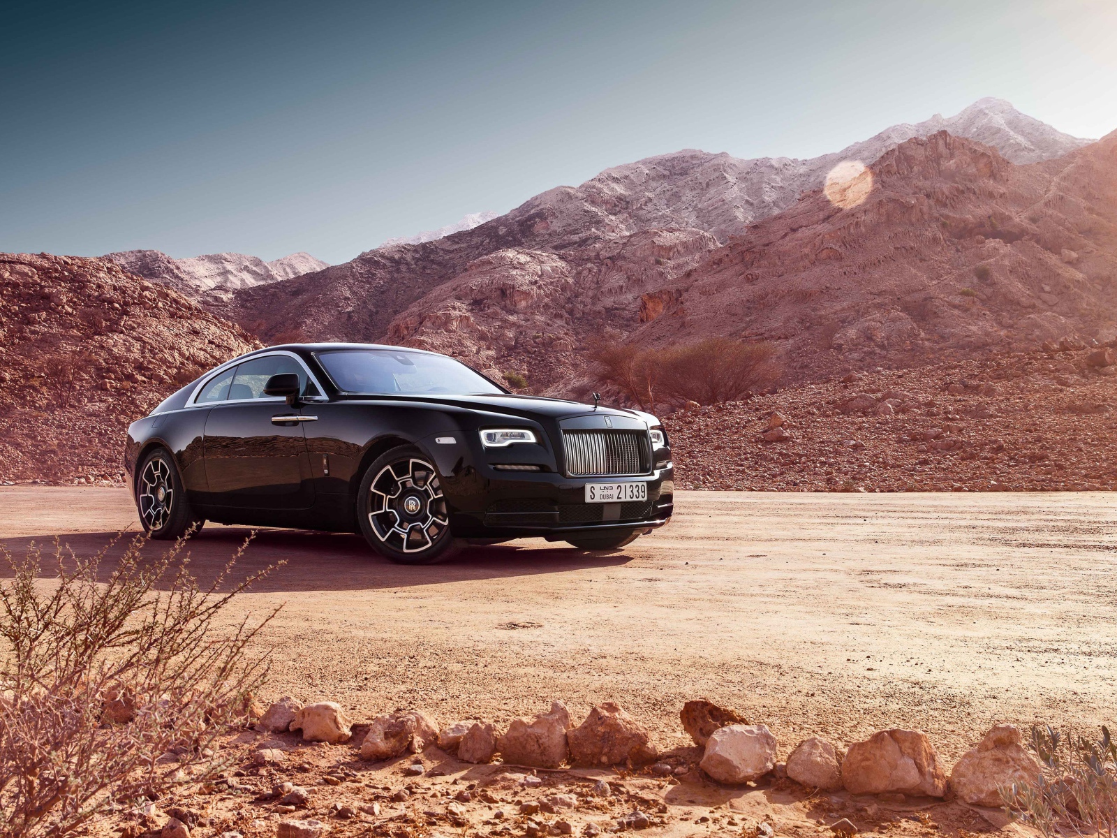 Стильный автомобиль Rolls Royce Wraith Black Badge на фоне гор