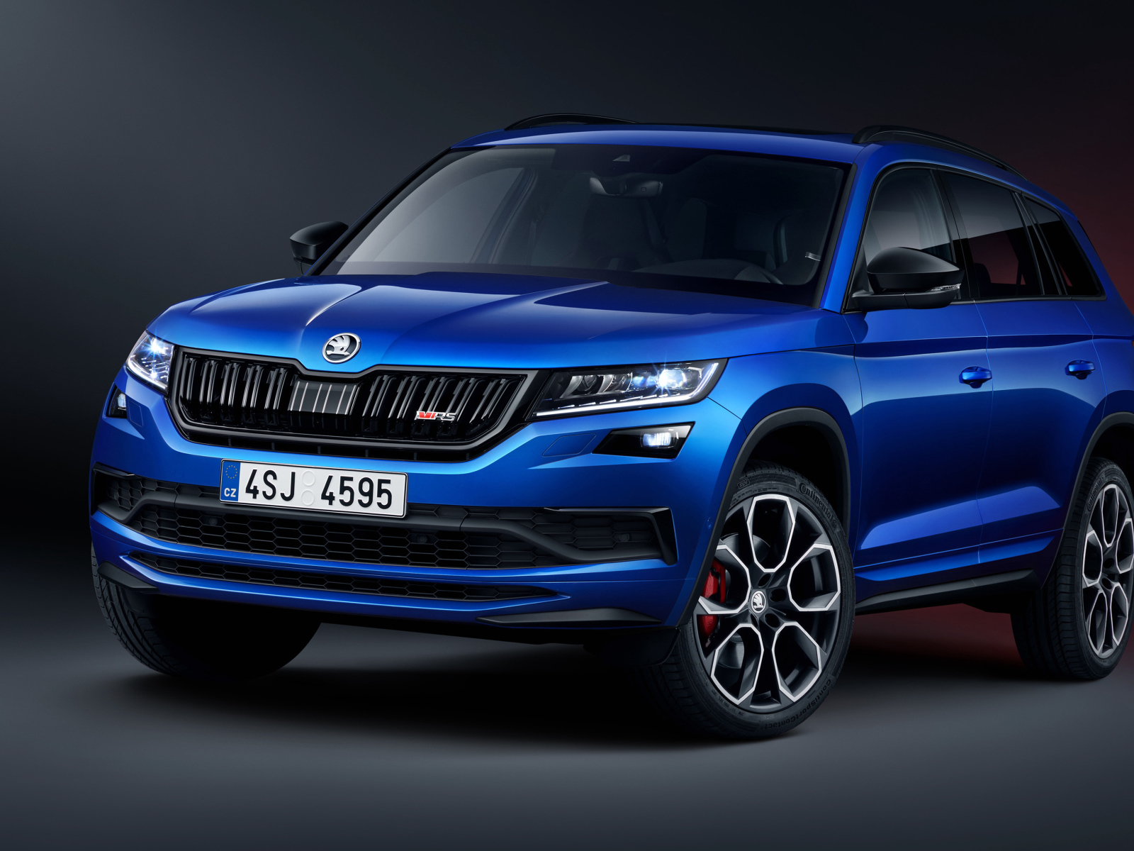 Синий внедорожник Skoda Kodiaq RS 2019 года на сером фоне