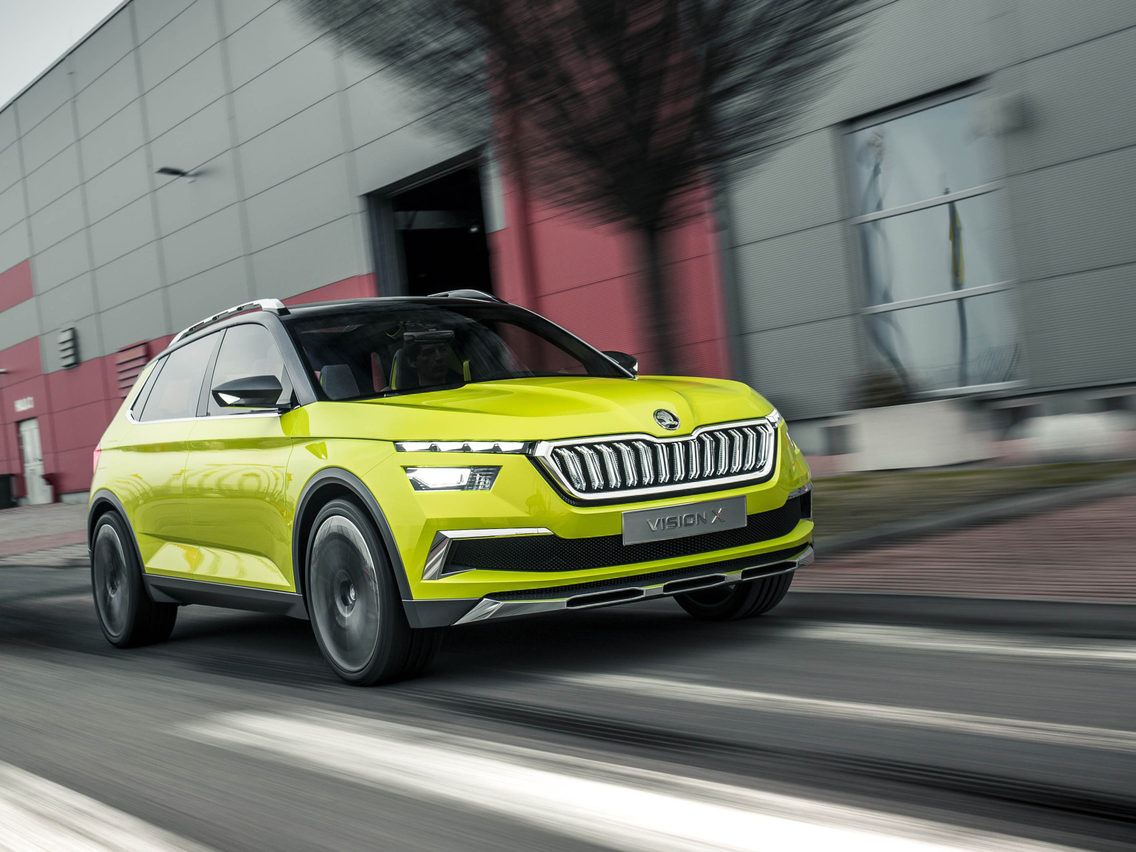 Автомобиль Skoda Vision X, 2018 года в движении