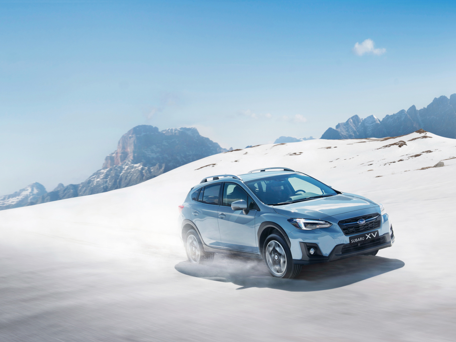 Внедорожник Subaru XV на заснеженном склоне