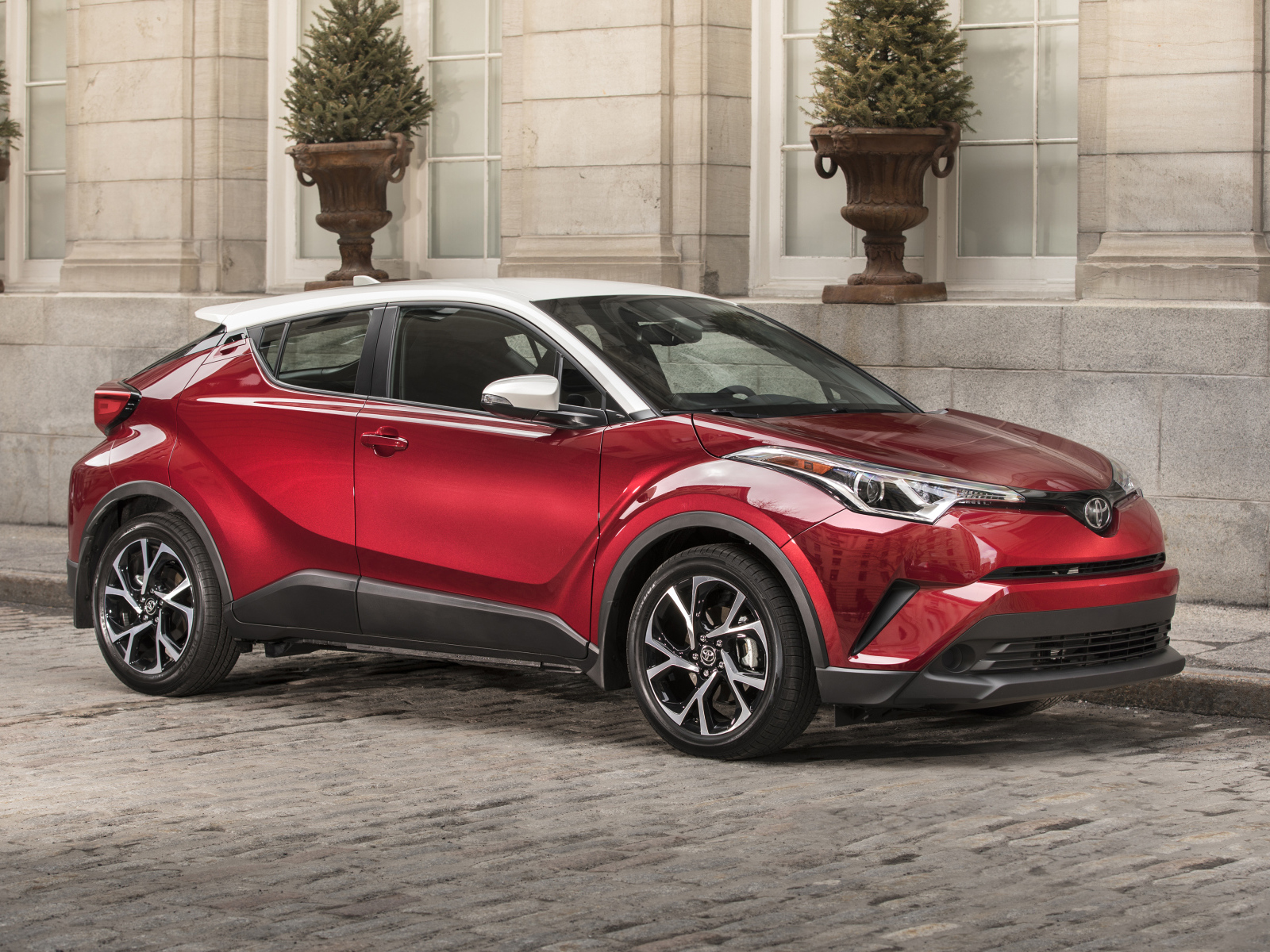 Красный стильный кроссовер Toyota C-HR