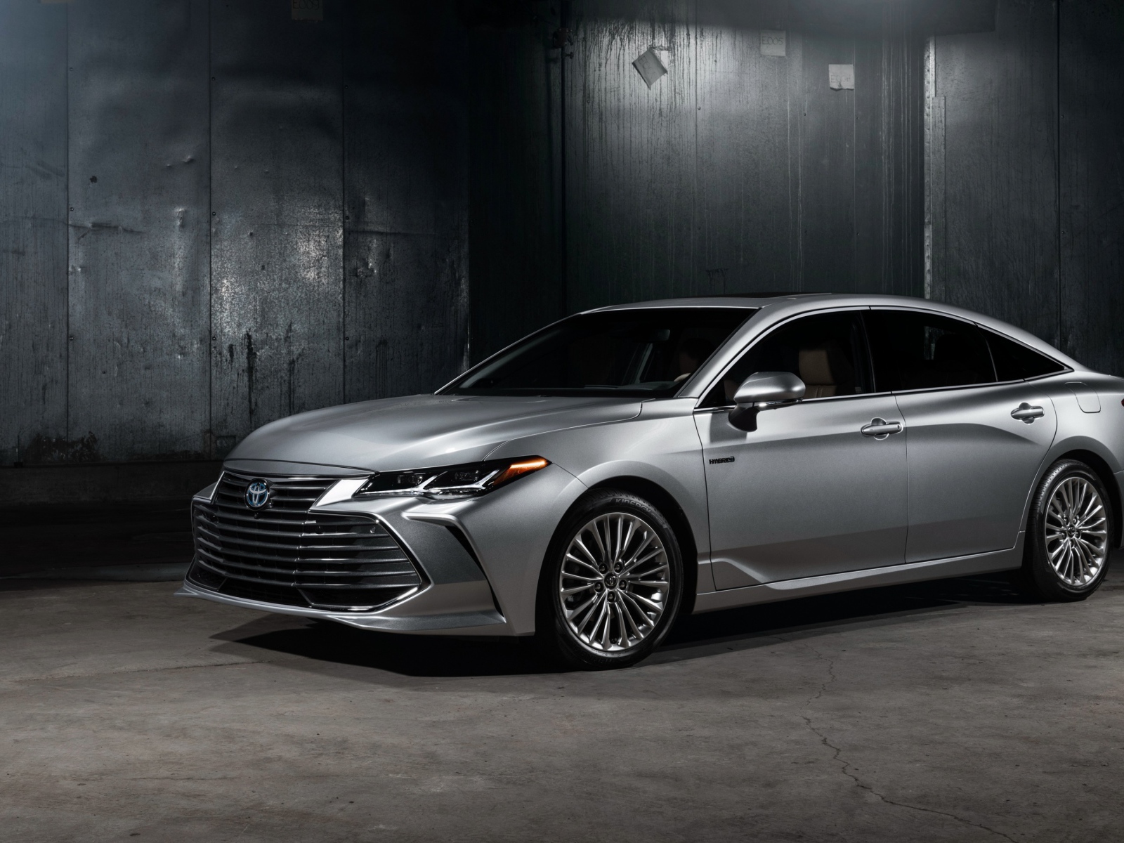 Серебристый новый автомобиль Toyota Avalon Hybrid, 2019