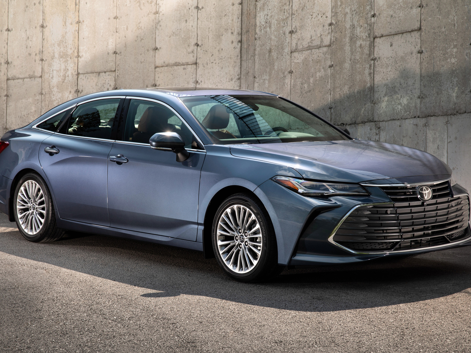 Стильный серебристый автомобиль Toyota Avalon, 2019