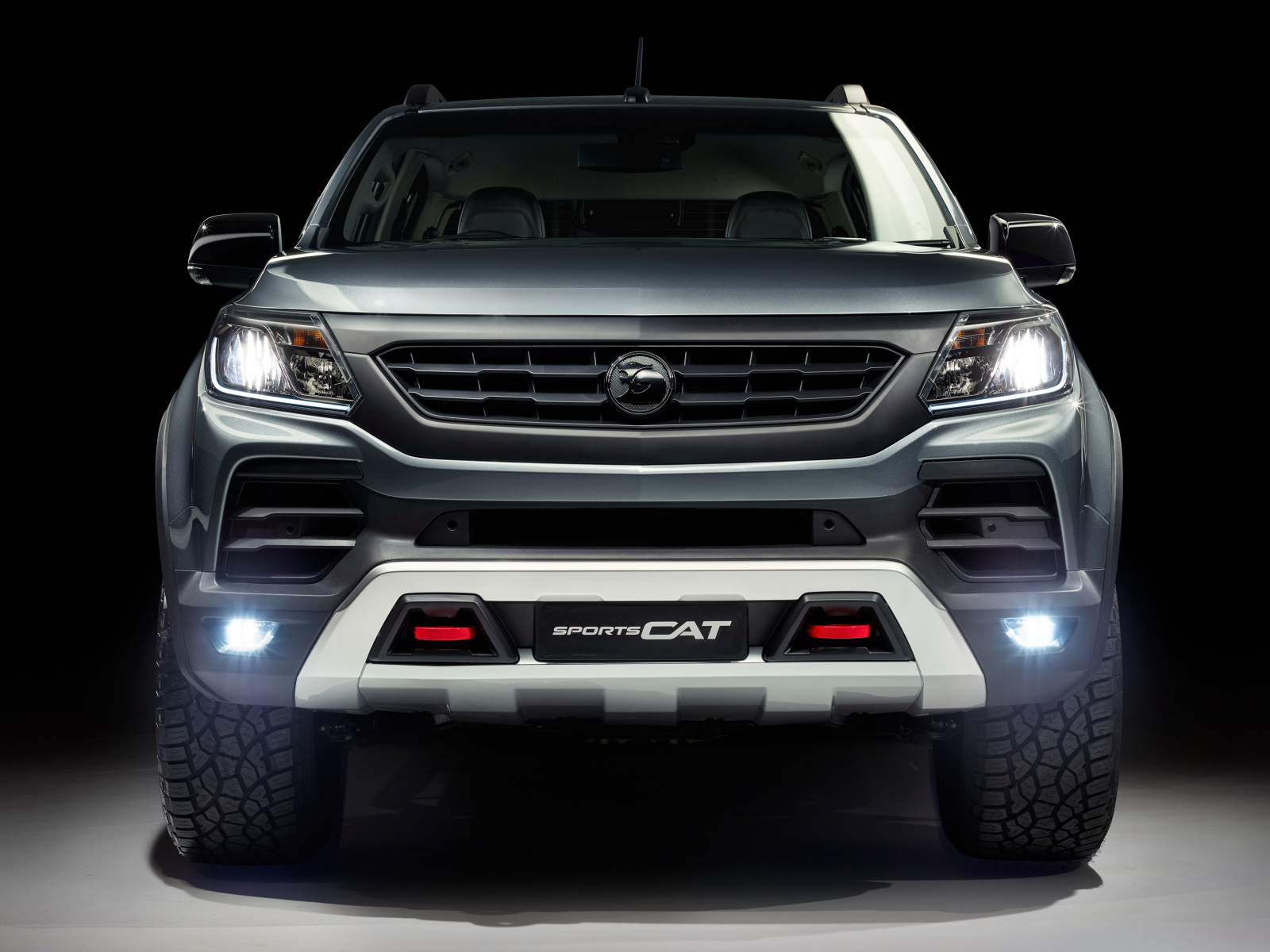 Серебристый спортивный грузовик HSV Colorado, 2018