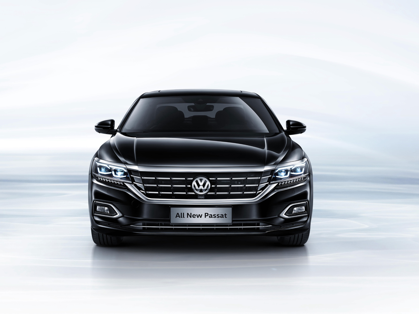 Черный автомобиль Volkswagen Passat 380 TSI вид спереди