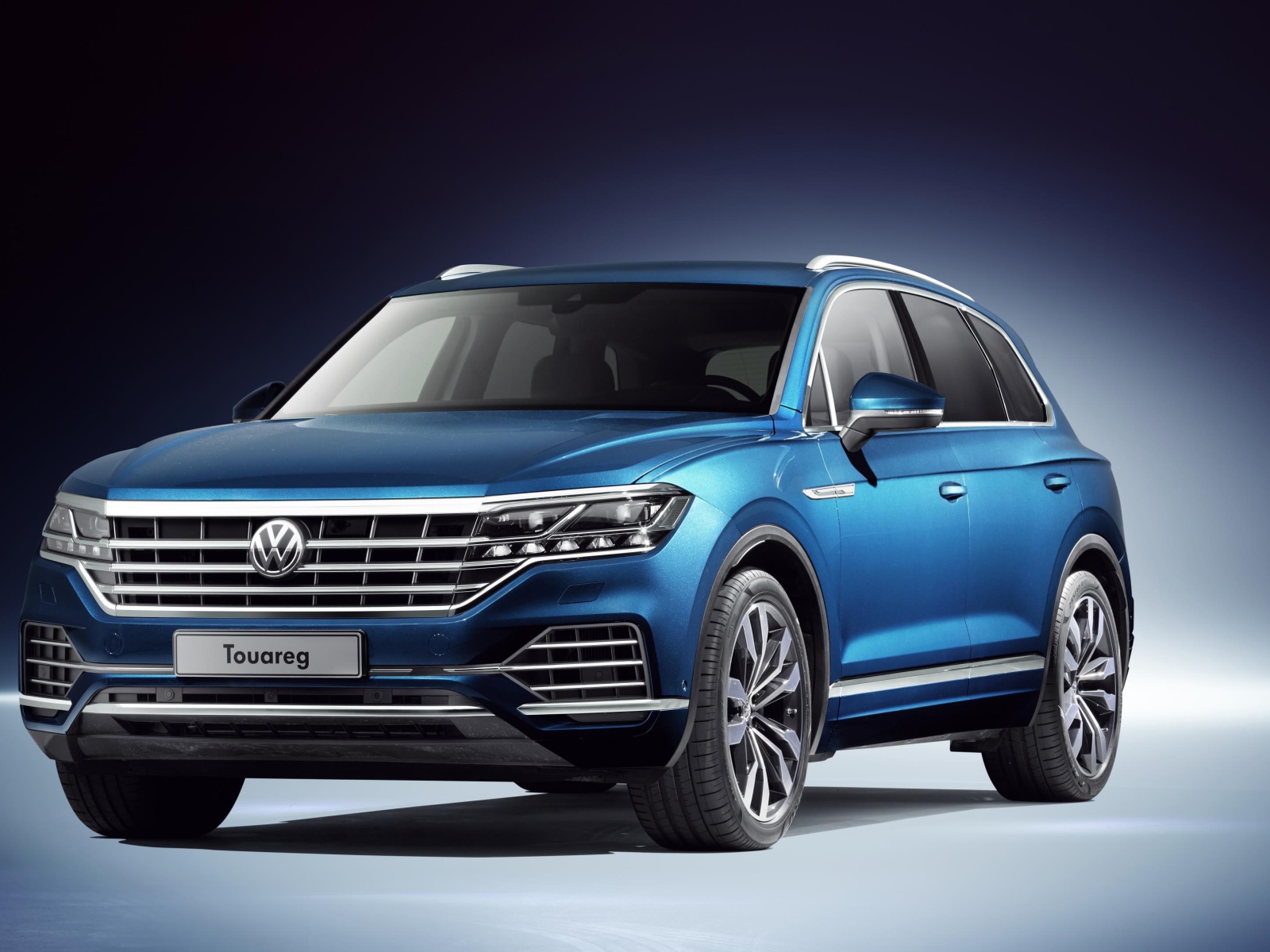 Синий автомобиль Volkswagen Touareg 2019 года