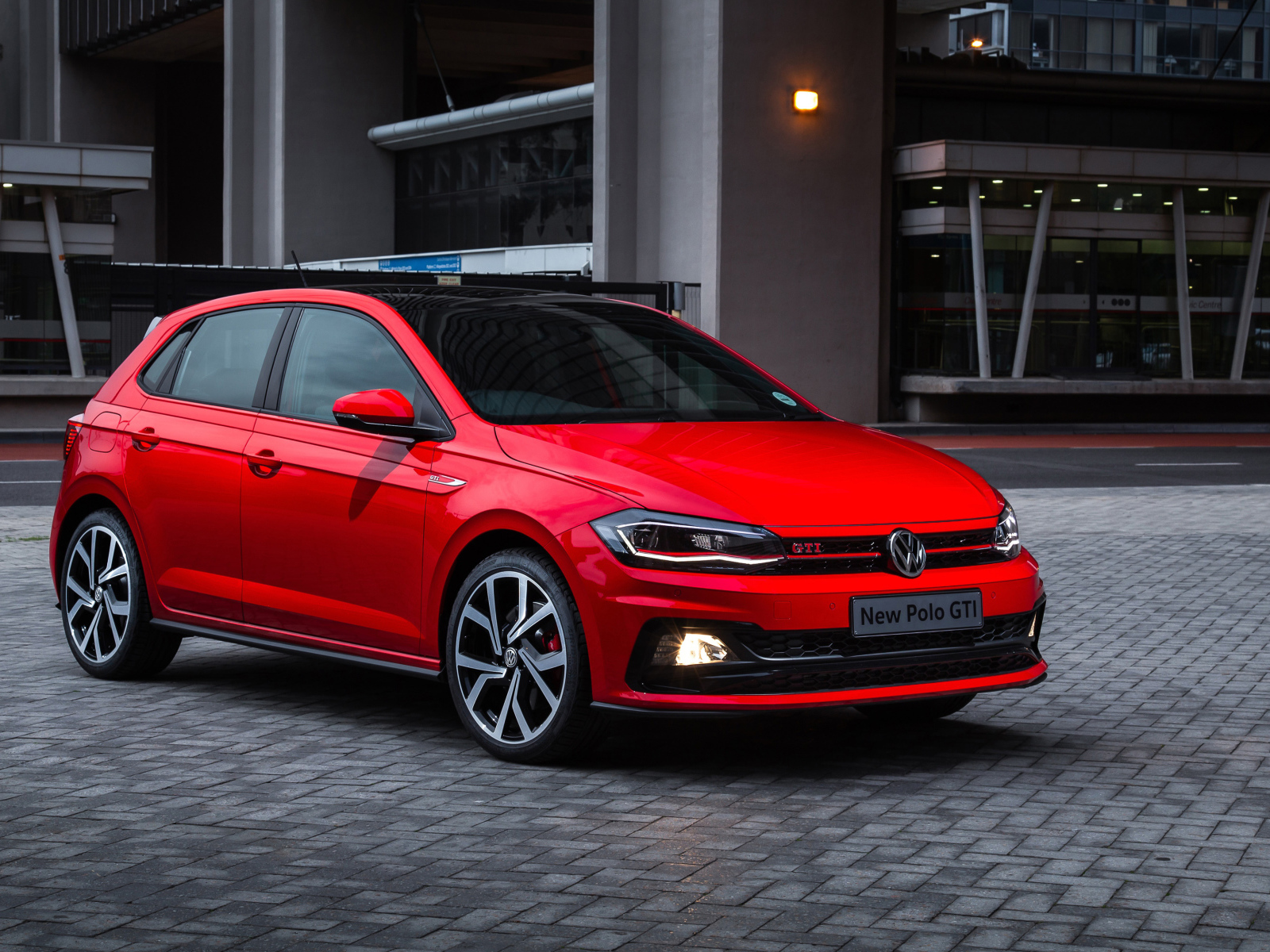 Красный Volkswagen Polo GTI 2018
