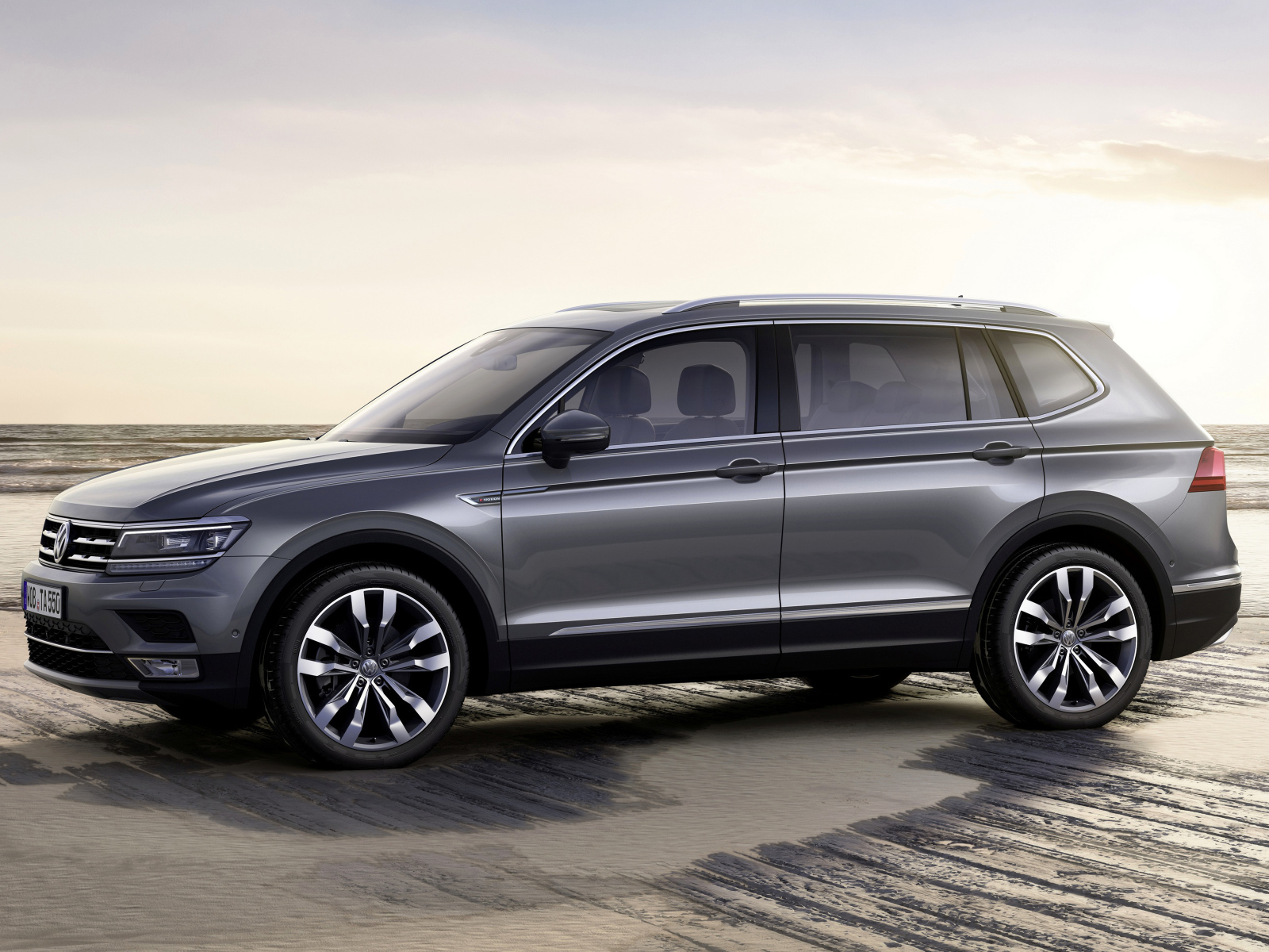 Серебристый Volkswagen Tiguan, 2018 вид сбоку