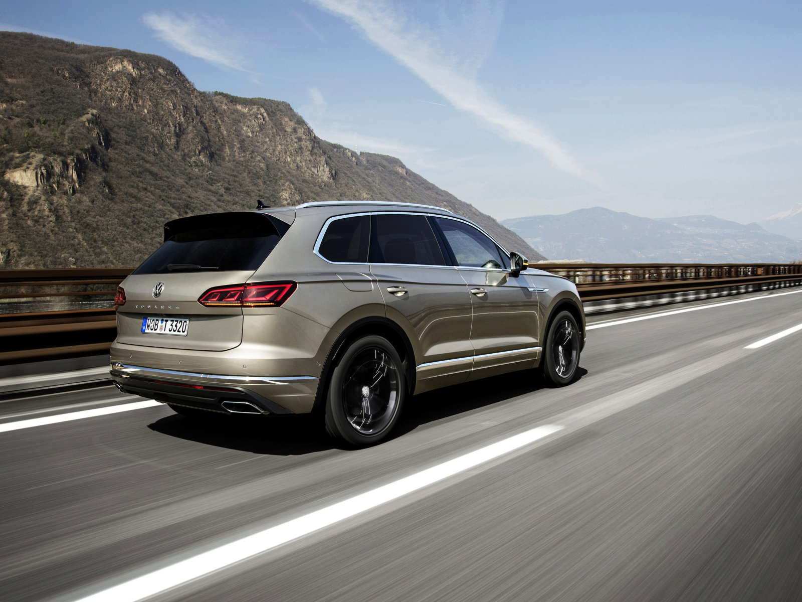 Автомобиль Volkswagen Touareg, 2018 года на трассе