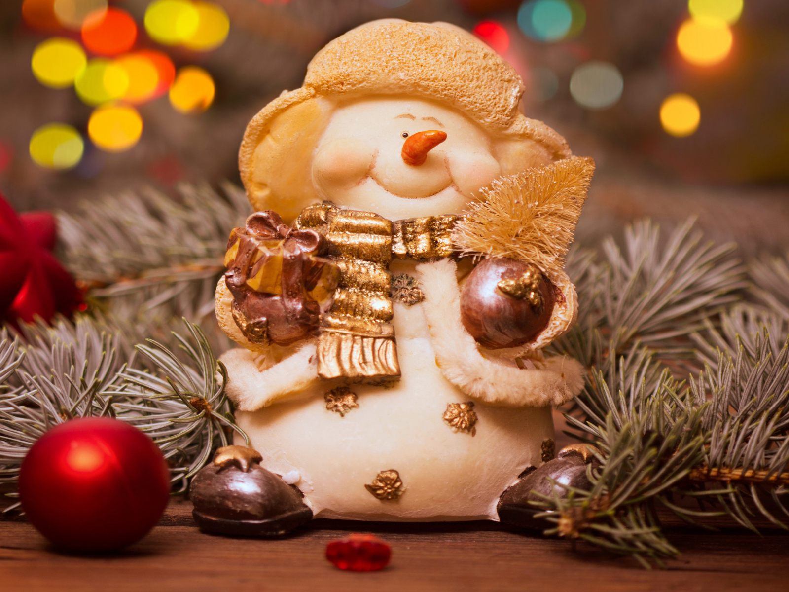 Новогодняя игрушка снеговик с еловой веткой на Рождество 2019