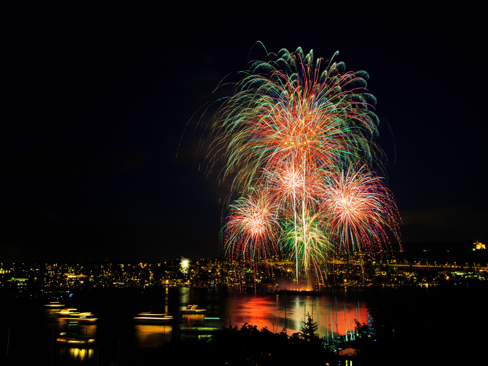 Красивый праздничный фейерверк над городом