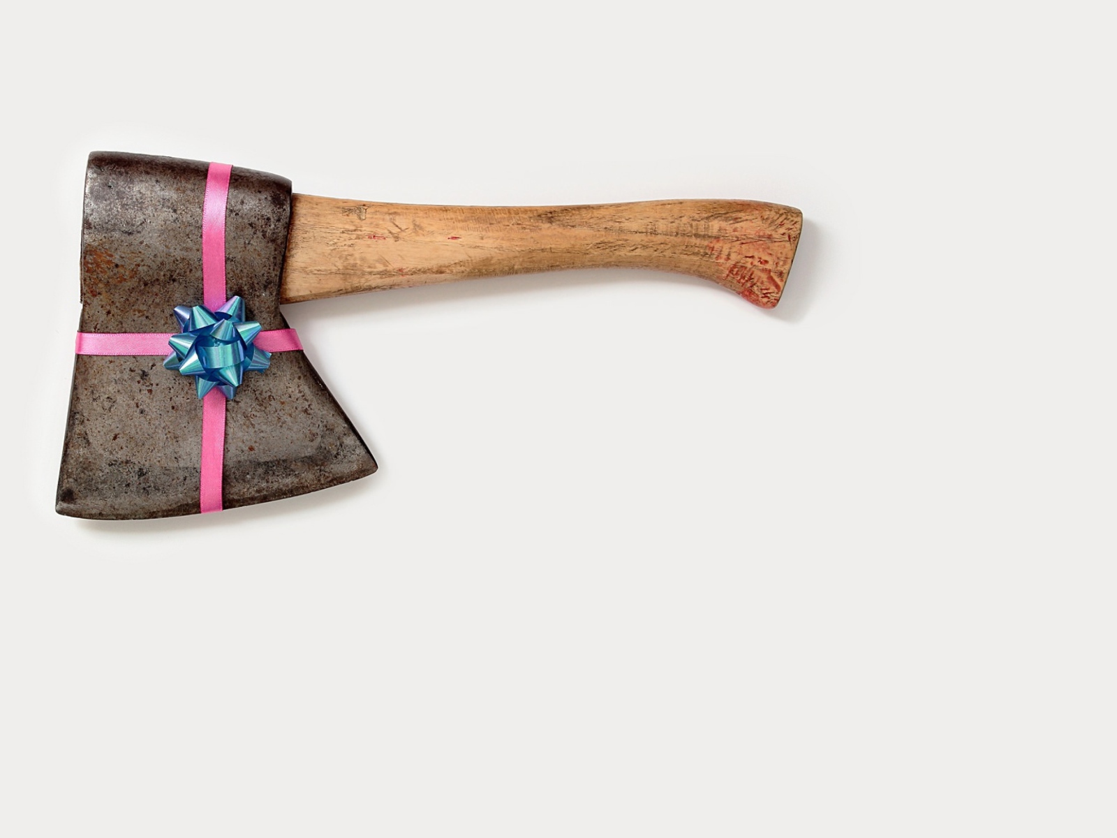 Топор с бантиком на сером фоне
