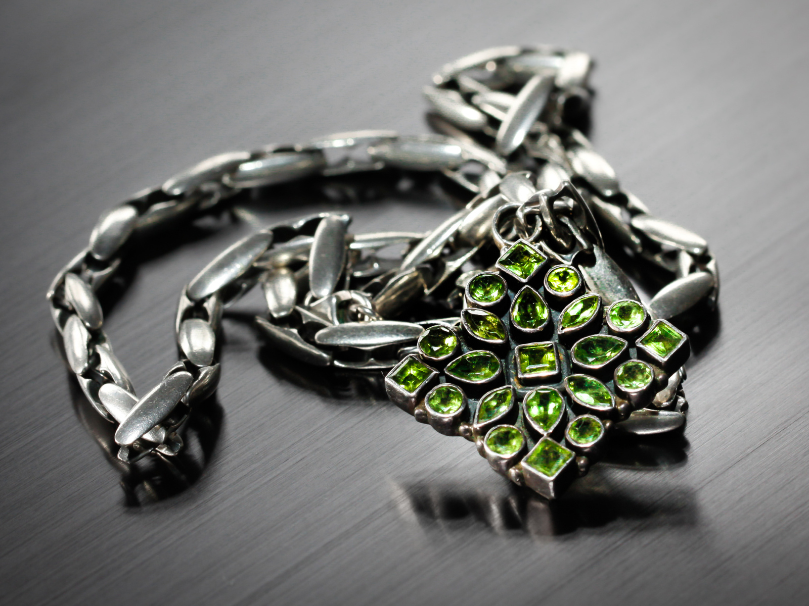 Красивое украшение с камнями на сером фоне