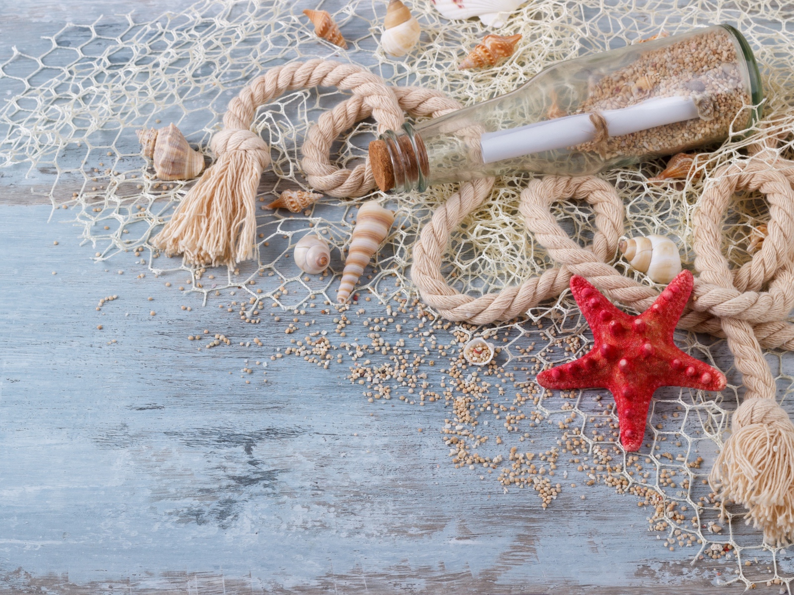 Бутылка с запиской, ракушки, сетка, канат и красная морская звезда 