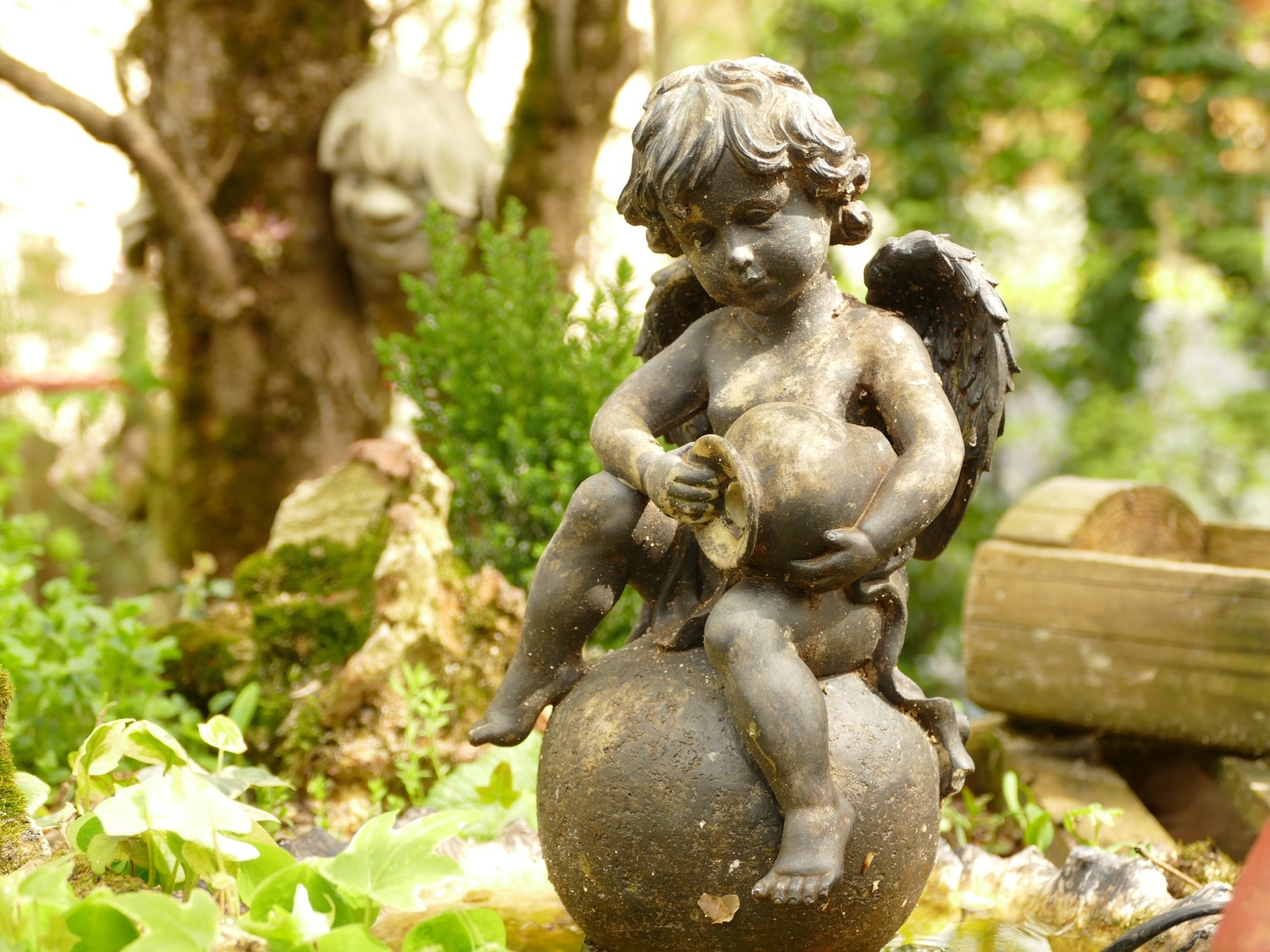 Бронзовая статуя ангела в парке