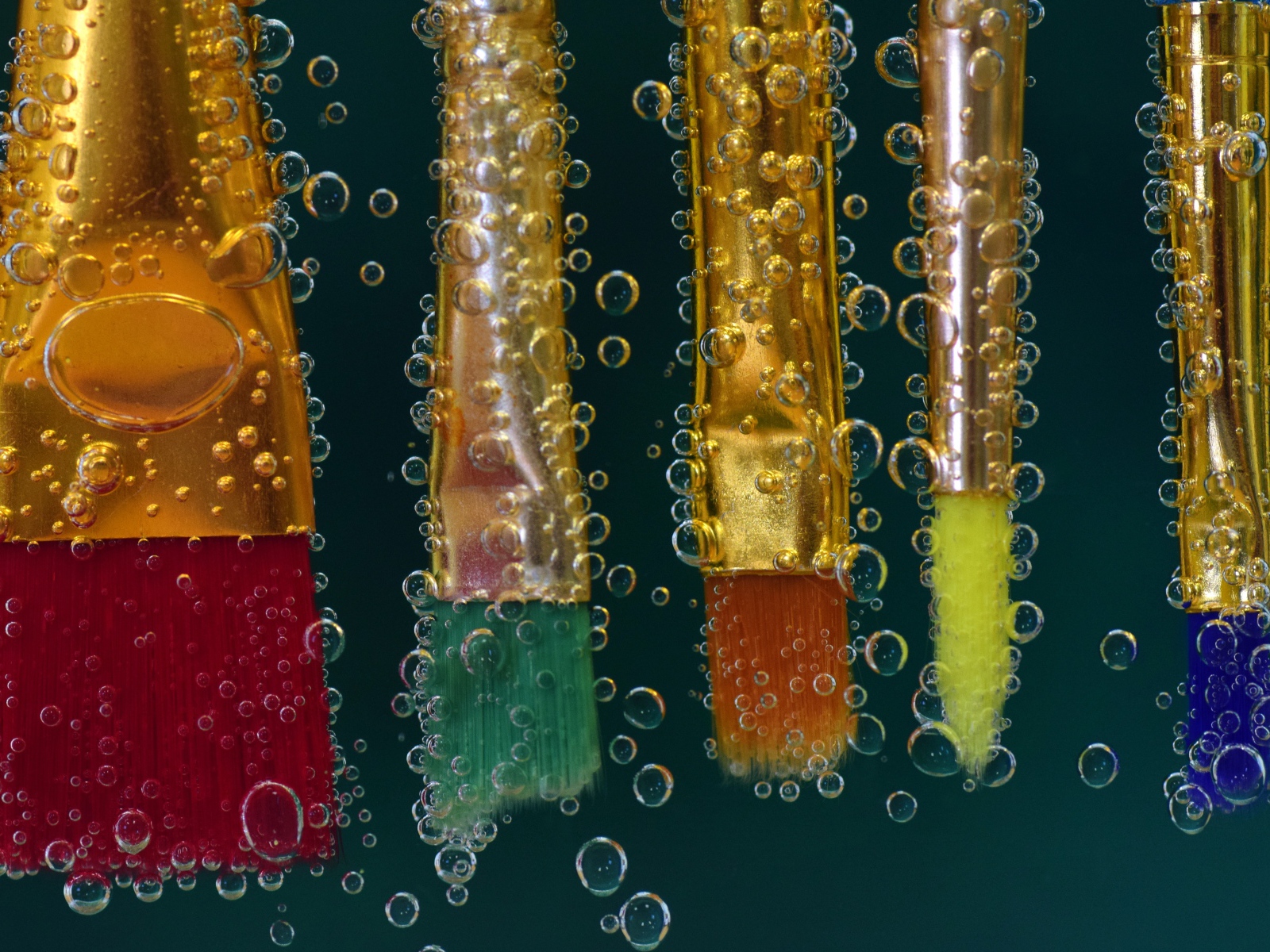 Кисточки в воде в пузырьках