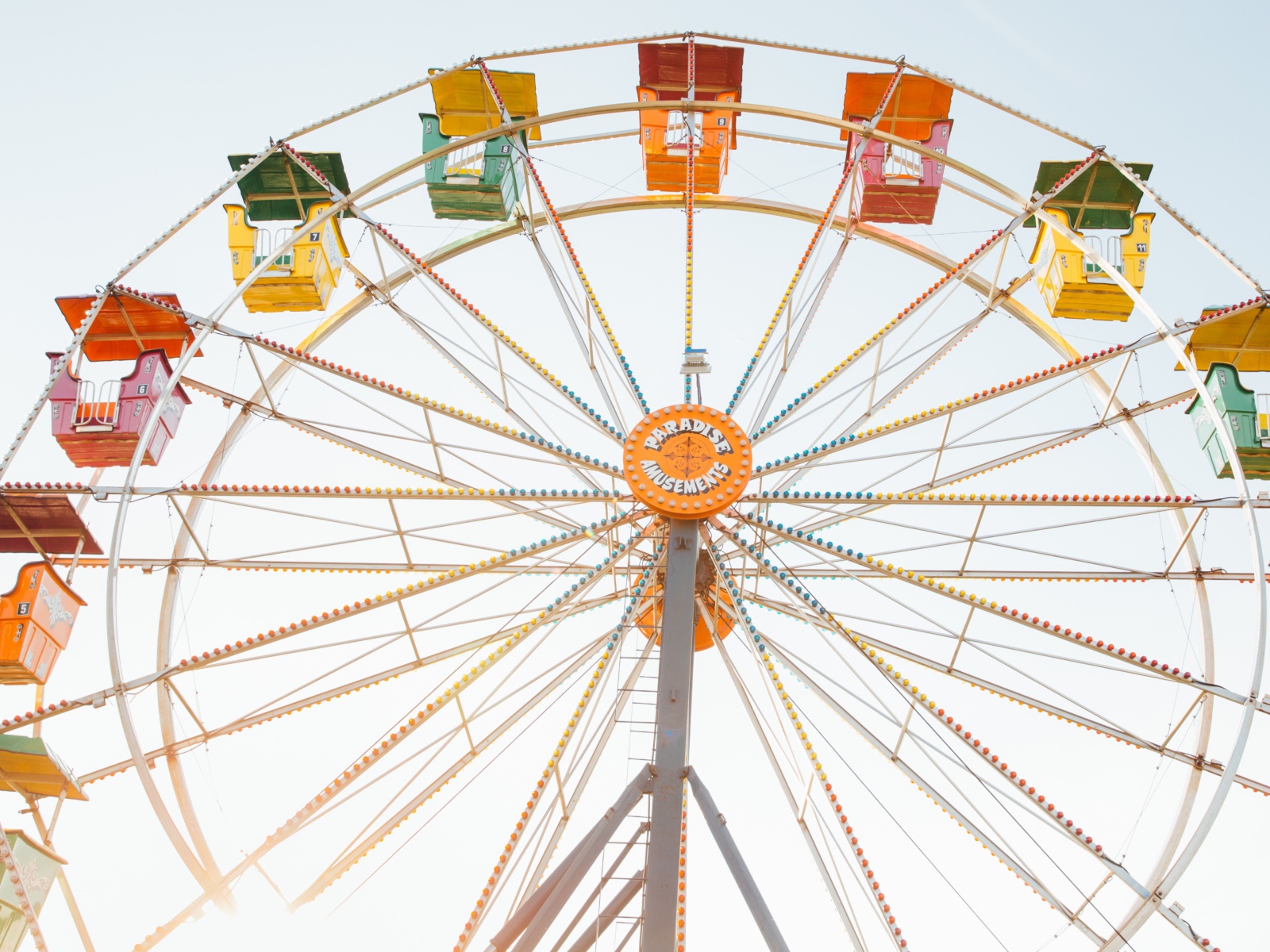 Карусель колесо обозрения на сером фоне