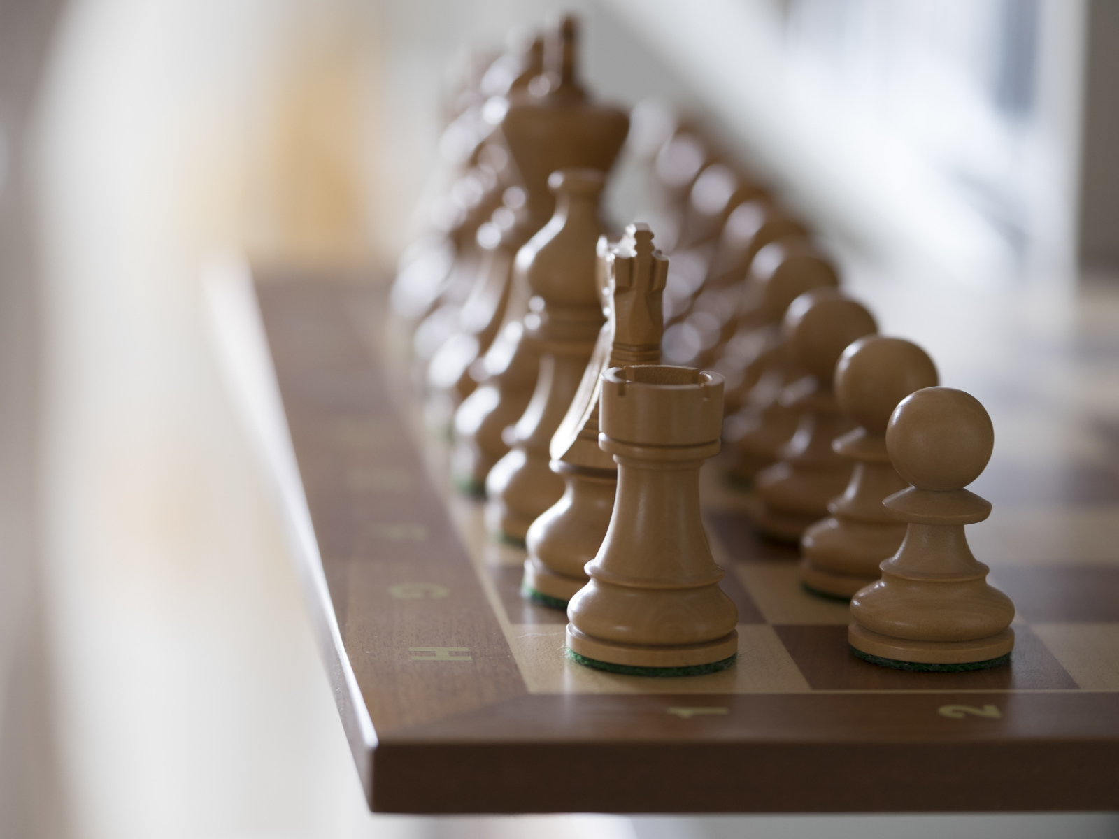 Шахматная доска с деревянными большими шахматами