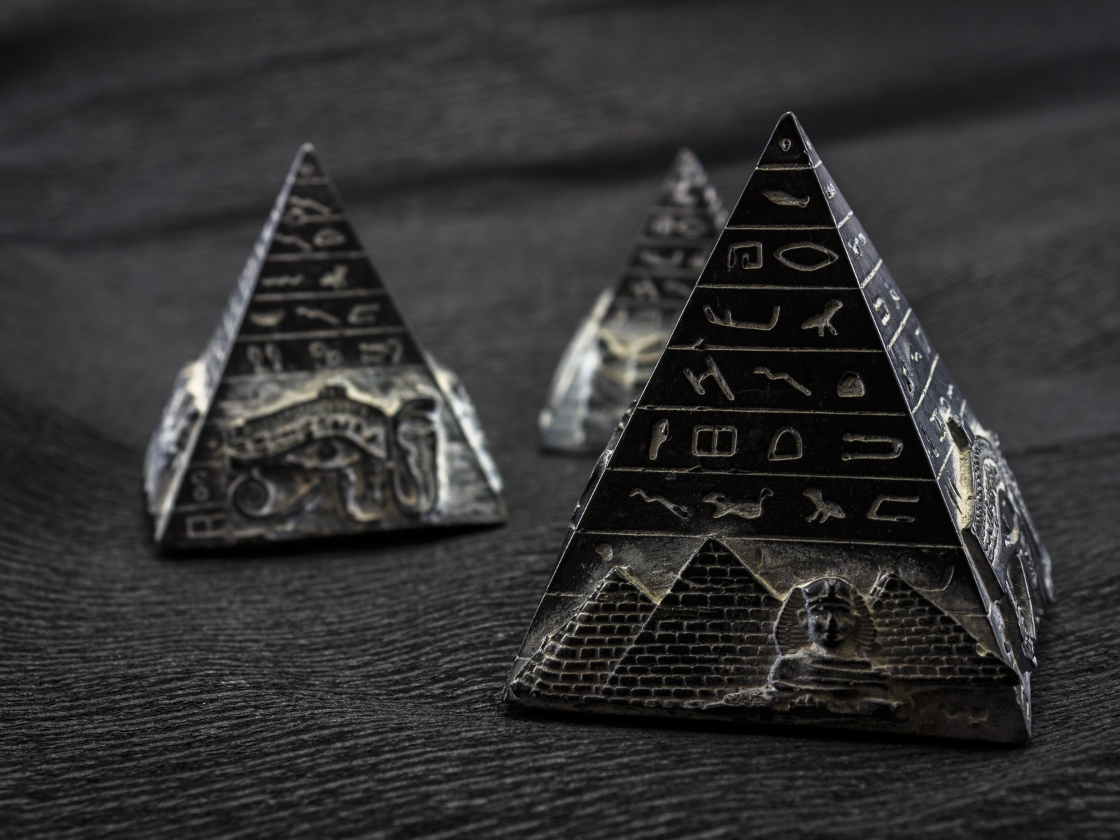 Фигурки пирамиды с символами крупным планом