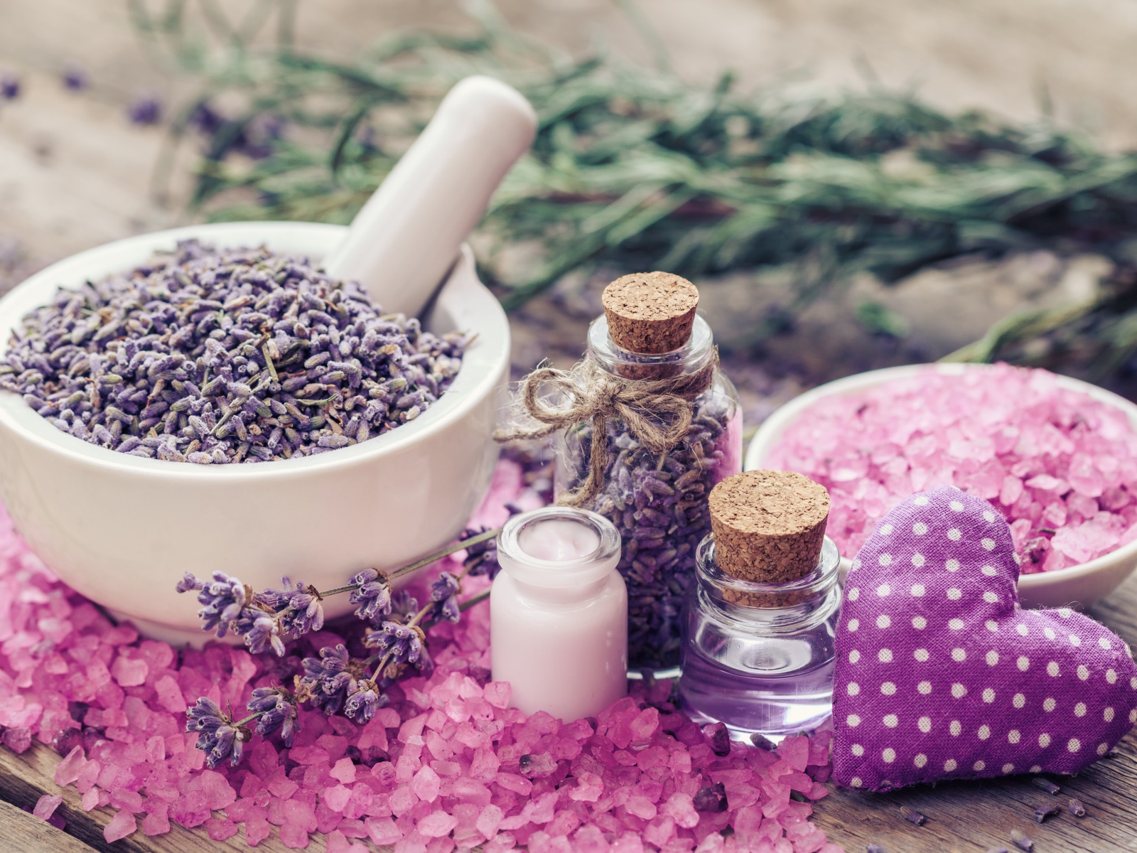 Цветы лаванды в ступке с маслом и солью