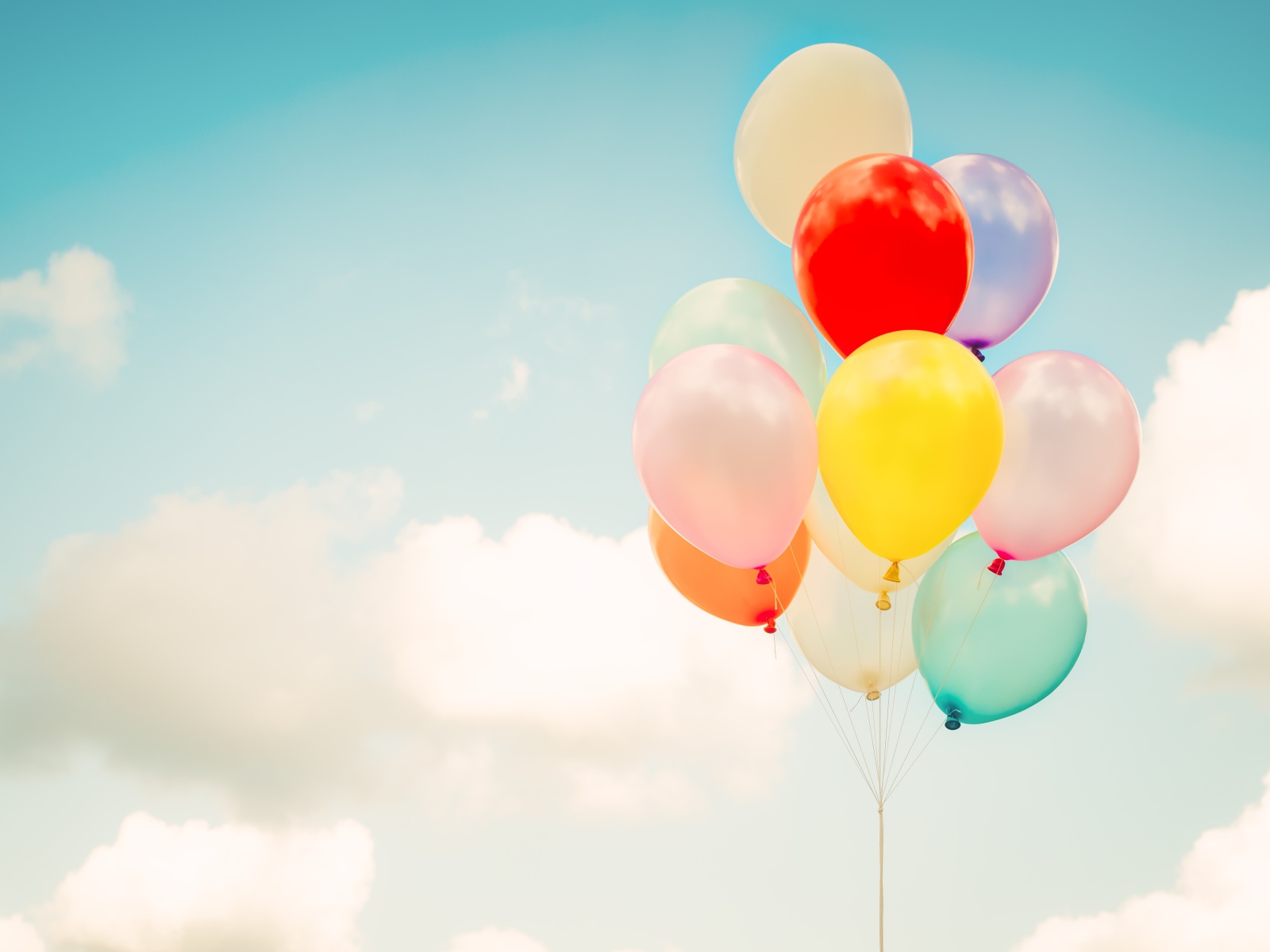 Разноцветные воздушные шары в небе