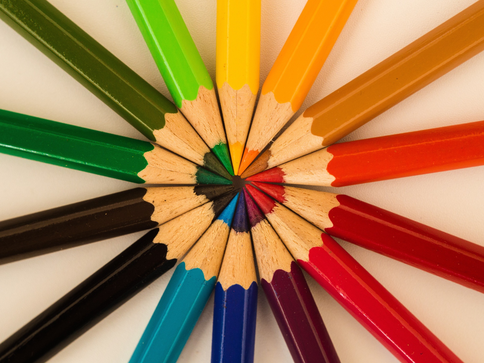 Разноцветные заточенные карандаши на сером фоне